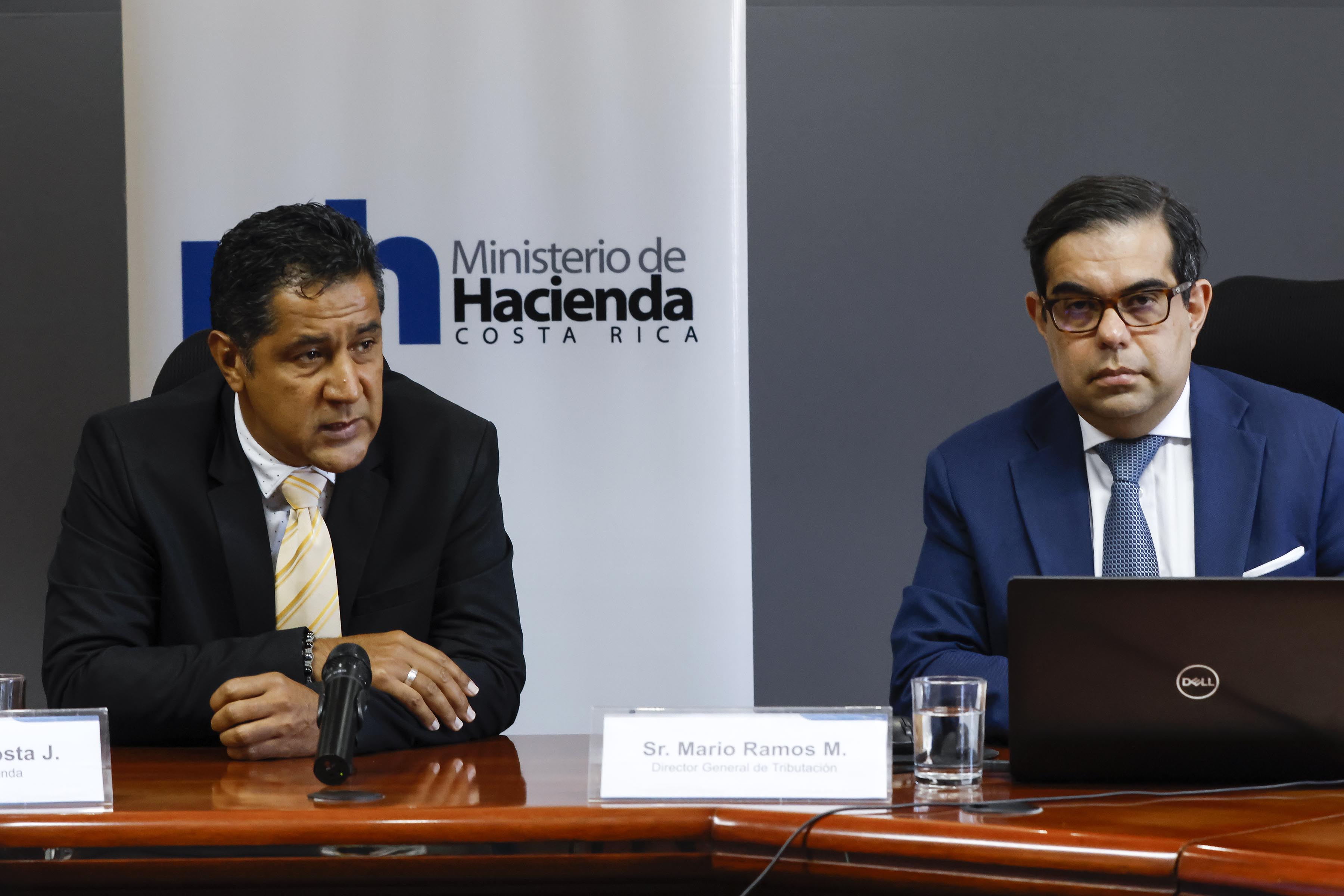 19/01/2023. Horqa: 10:00 a.m. El ministro de Hacienda, Nogui Acosta (derecha), y el director general de Tributación, Mario Ramos, brindaron una conferencia de prensa para dar información sobre tres "megacasos" de fraude fiscal y nuevas acciones para combatir este delito. Fotos: Mayela López