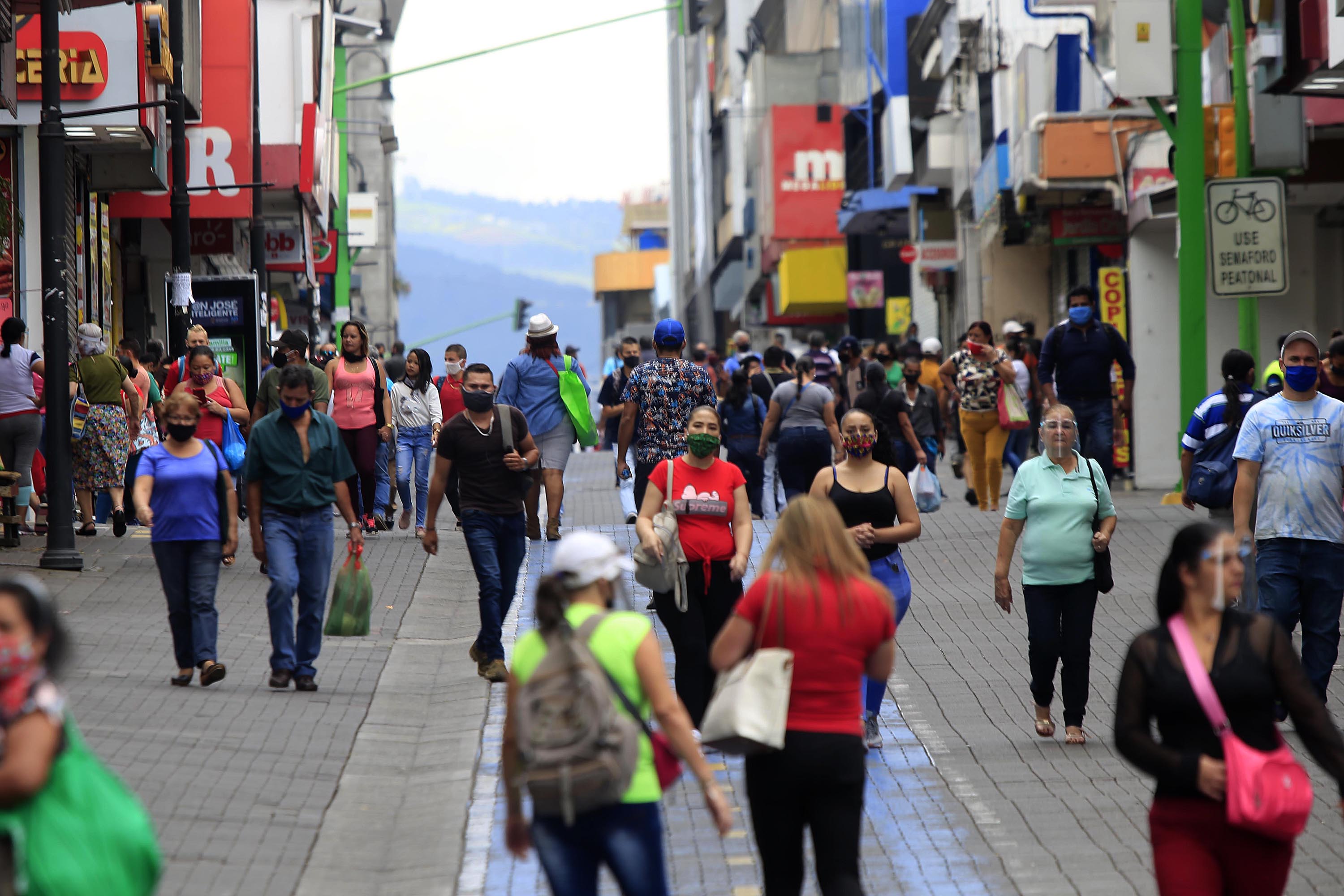 22/07/2020 San José. Gente caminando por avenida cuarta, usando mascarilla o careta. Foto: Rafael Pacheco