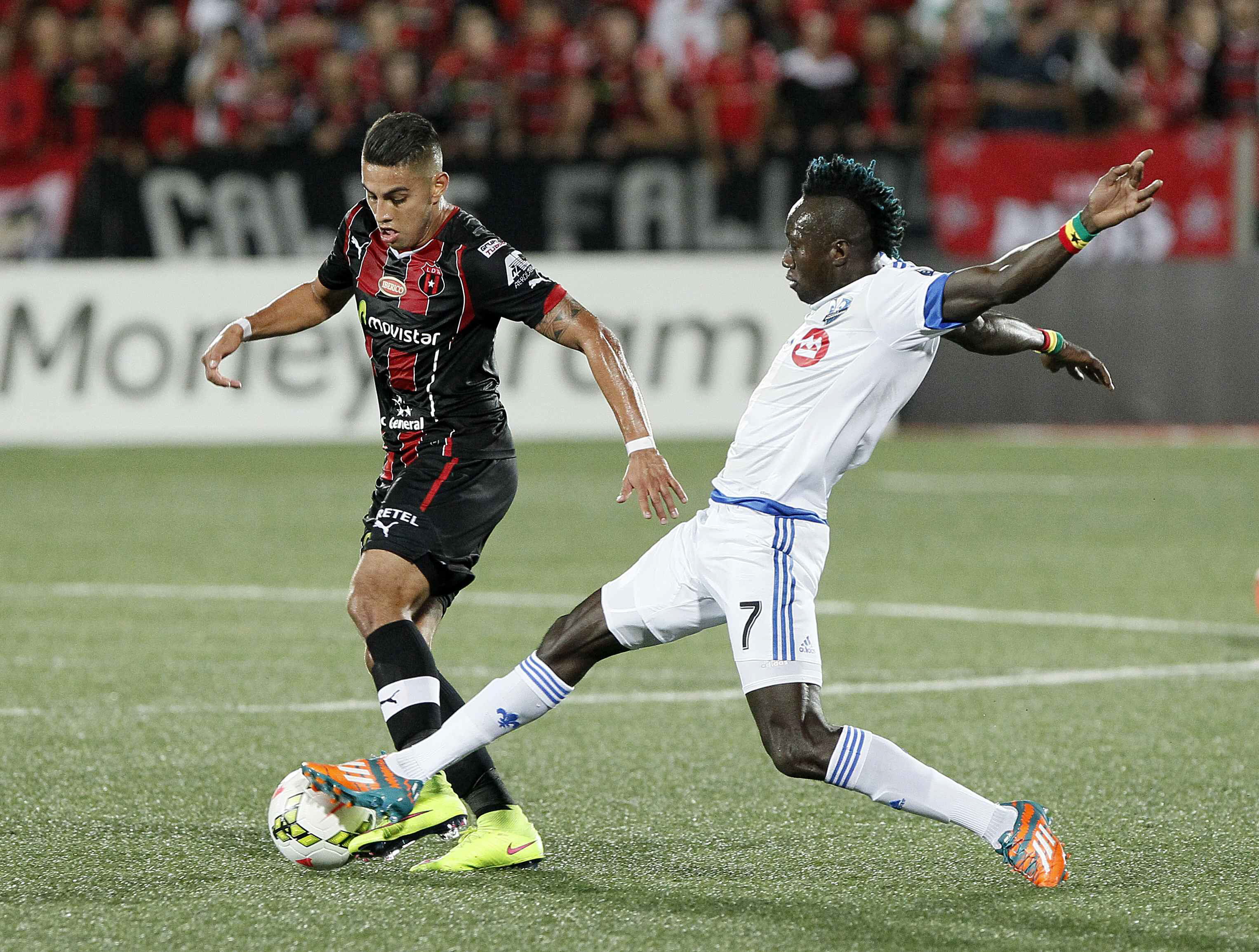 El jugador manudo Ronald Matarrita (izquierda) lleva la marca de Dominic Oduro (derecha) del Impact de Montreal de Canadá.