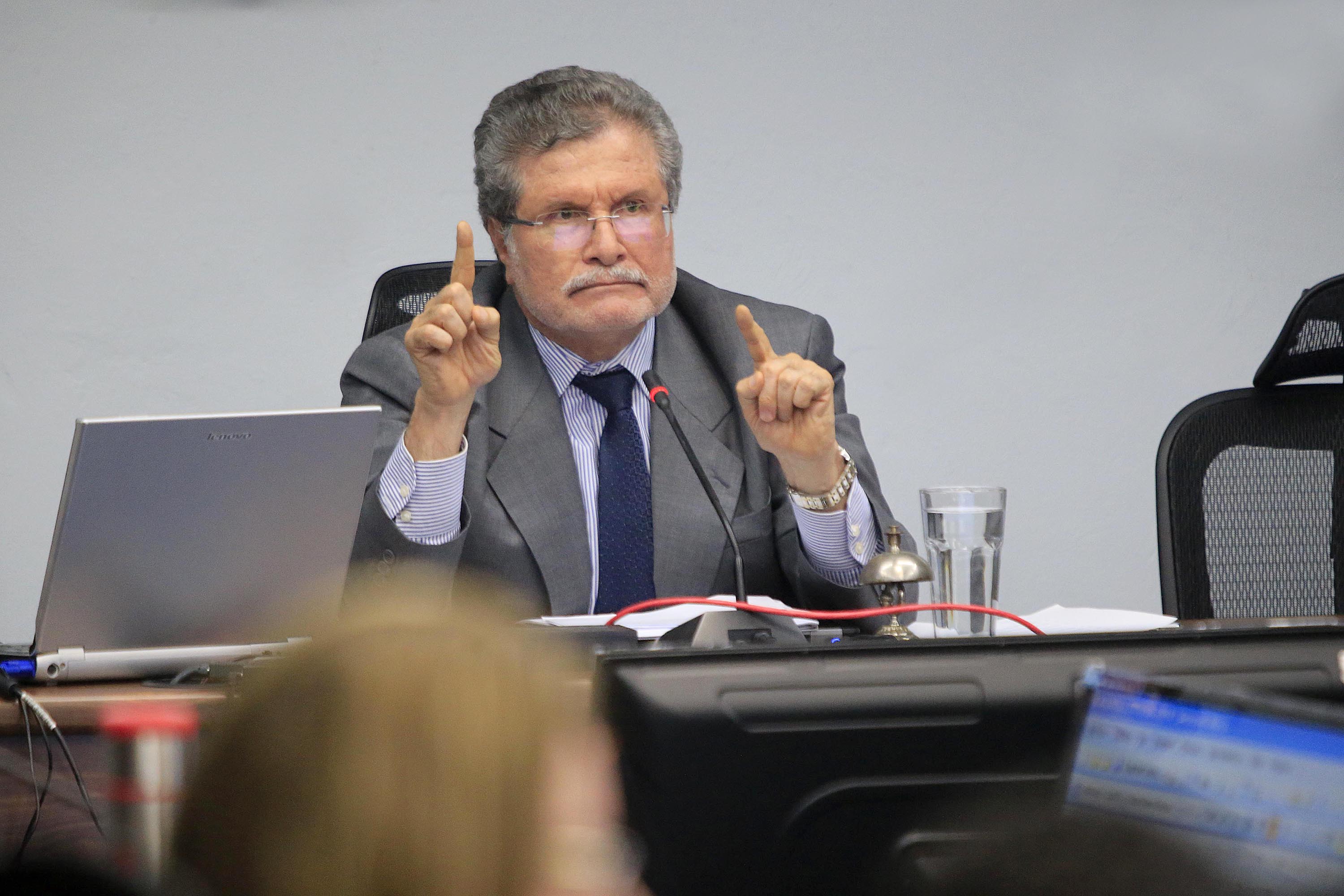 11/02/2019 Auditorio del OIJ. Luis Antonio Sobrado, presidente del Tribunal Supremo de Elecciones, fue reelecto en el cargo por seis años más. Sobrado contó con 14 votos a favor de los 22 magistrados presentes de la Corte Plena, presidida por Fernando Cruz Castro, quien llamó fuertemente la atención de algunas personas del público quienes gritaron su descontento por el resultado de la elección. Foto: Rafael Pacheco