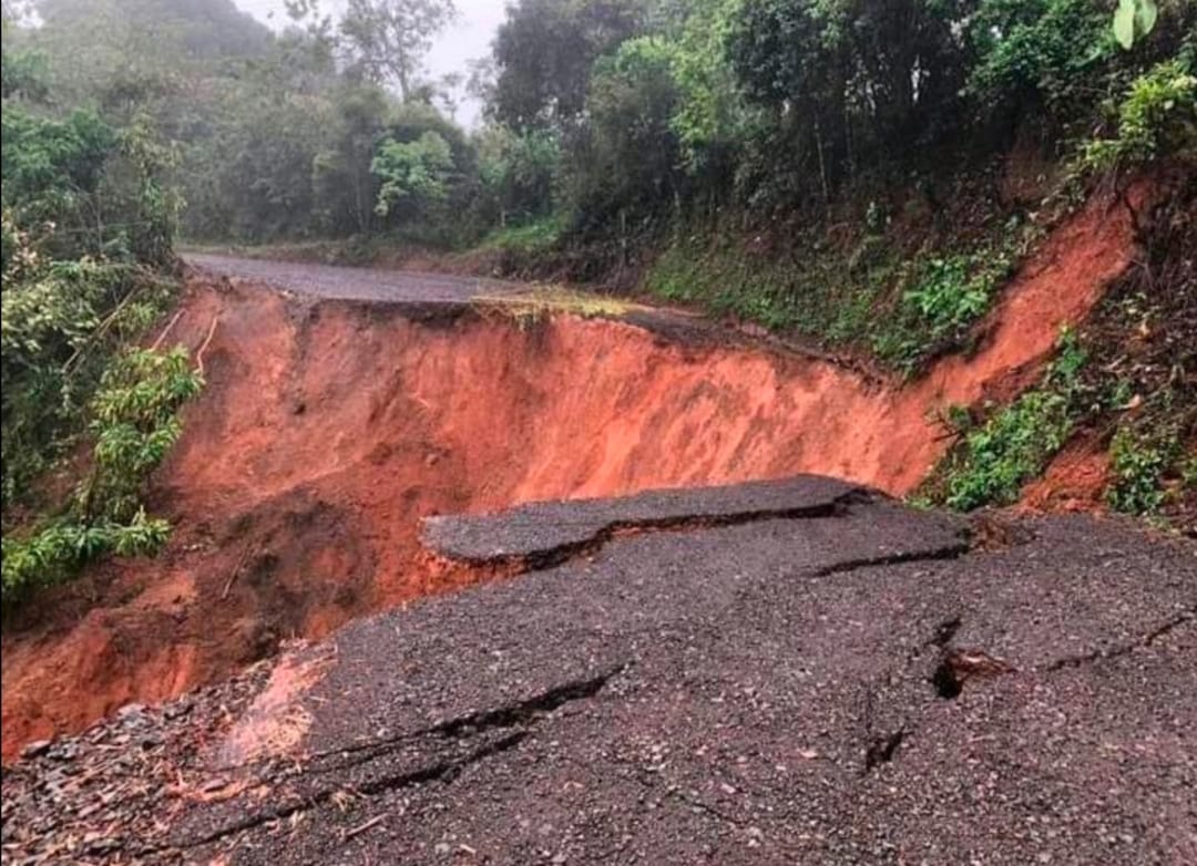 En el sector de San Martín en Puriscal todavía hay comunidades que se mantienen aisladas por derrumbes, hundimientos en la calzada y destrucción de alcantarillas . Foto: Conavi para LN.