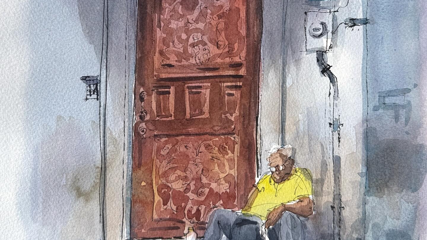 Puertas, puerta, hombre sentado afuera de su casa