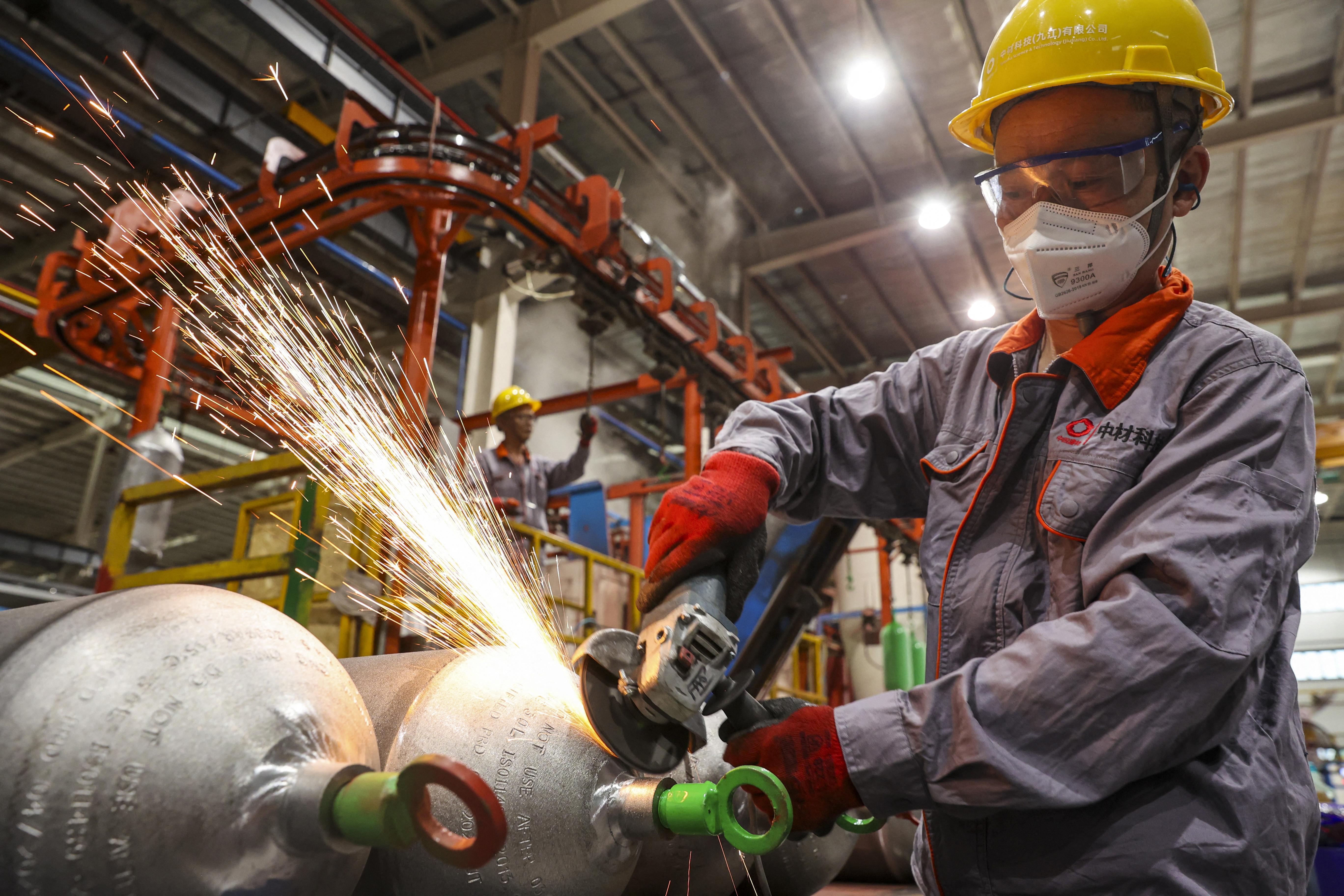 Un empleado produce cilindros de gas para automóviles para exportación en una fábrica en Ruichang, en la provincia oriental china de Jiangxi, el 8 de mayo. Fotografía: