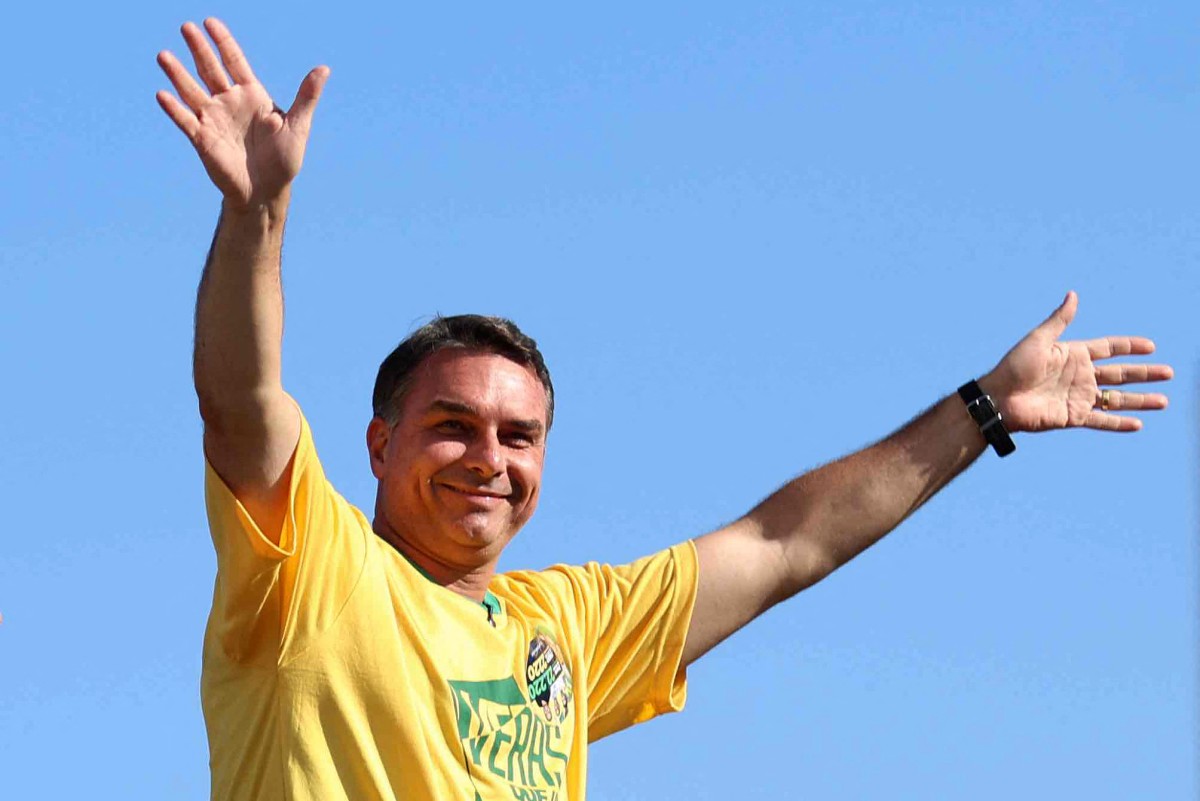 El candidato presidencial brasileño de derecha Flávio Bolsonaro, del Partido Liberal (PL), saluda a sus seguidores durante una caravana en Goiânia, Brasil, el 27 de septiembre de 2026.