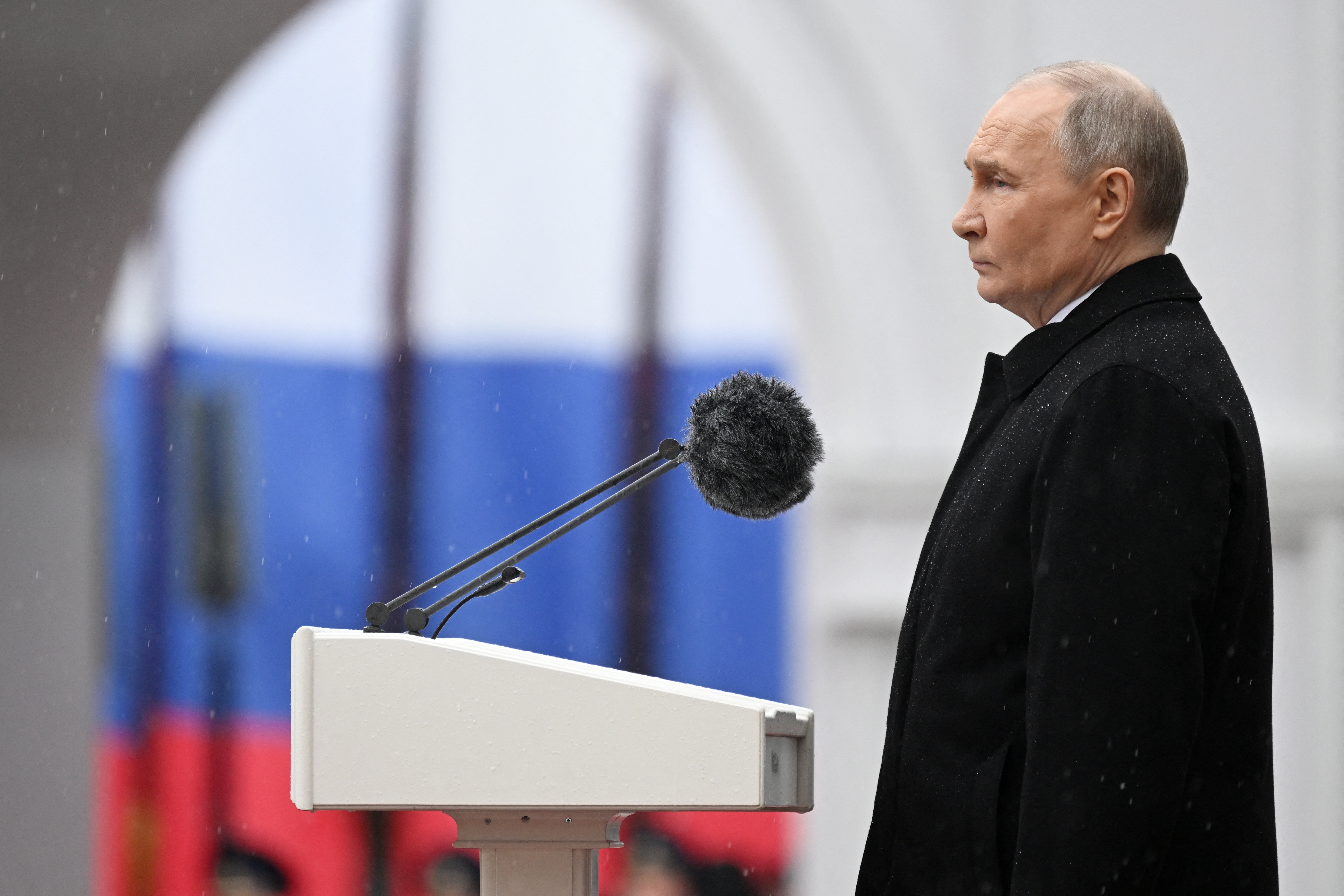 El presidente ruso, Vladimir Putin, pasa revista a los guardias de honor del regimiento presidencial tras su ceremonia de toma de posesión en el Kremlin de Moscú, este 7 de mayo de 2024. (Foto de Pavel BEDNYAKOV / POOL / AFP)