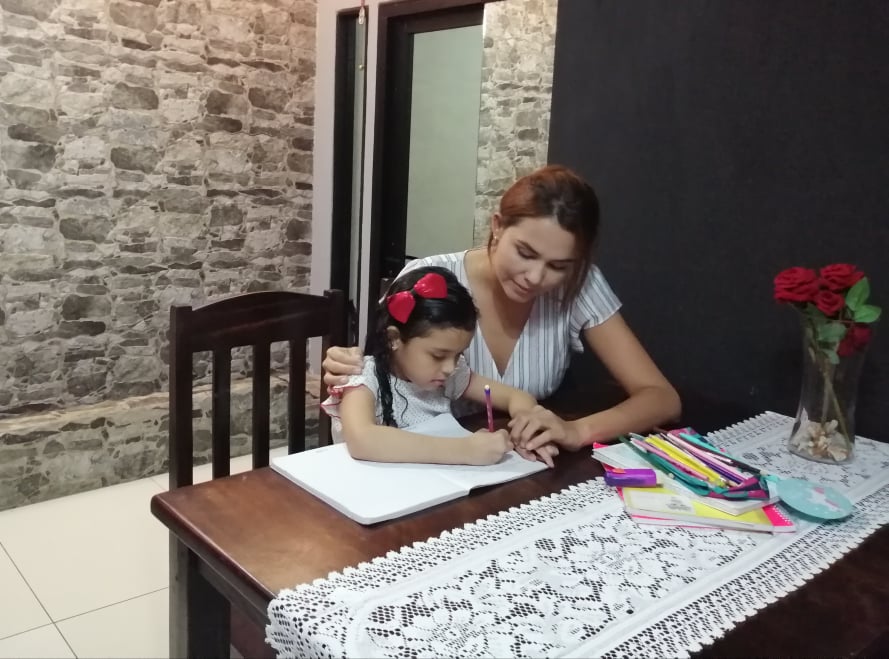 Mariela Barrantes se convirtió en la maestra de su hija Mary Ángel Cerdas que cursa el primer grado en la Escuela Ismael Coto Fernández, en Alajuelita. Foto cortesía.