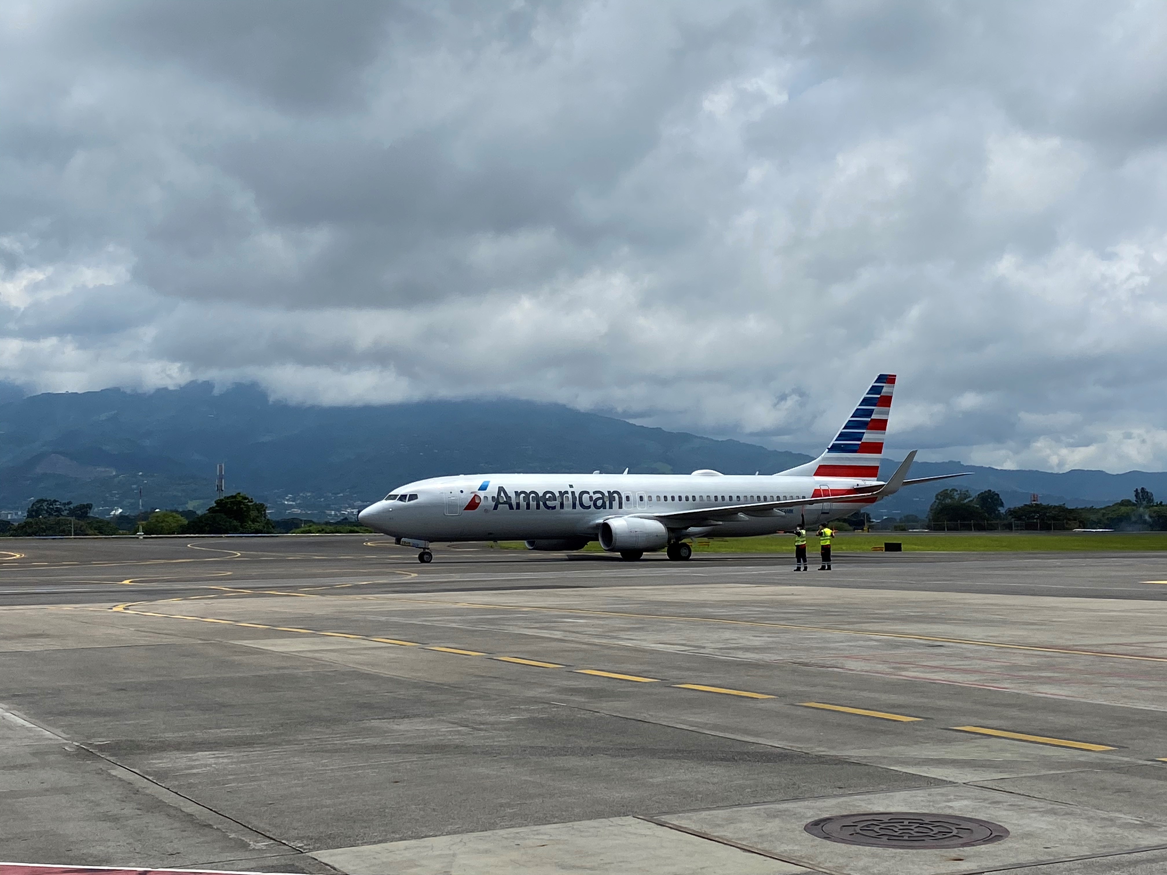 Al mediodía de este miércoles 9 de setiembre aterrizó la aeronave Boeing 737-800 de American Airlines en el aeropuerto Juan Santamaría. La aeronave llegó desde Dallas y significó el reinicio de su operación al país, desde que suspendieron sus frecuencias por la pandemia en marzo pasado. Foto: Cortesía American Airlines.