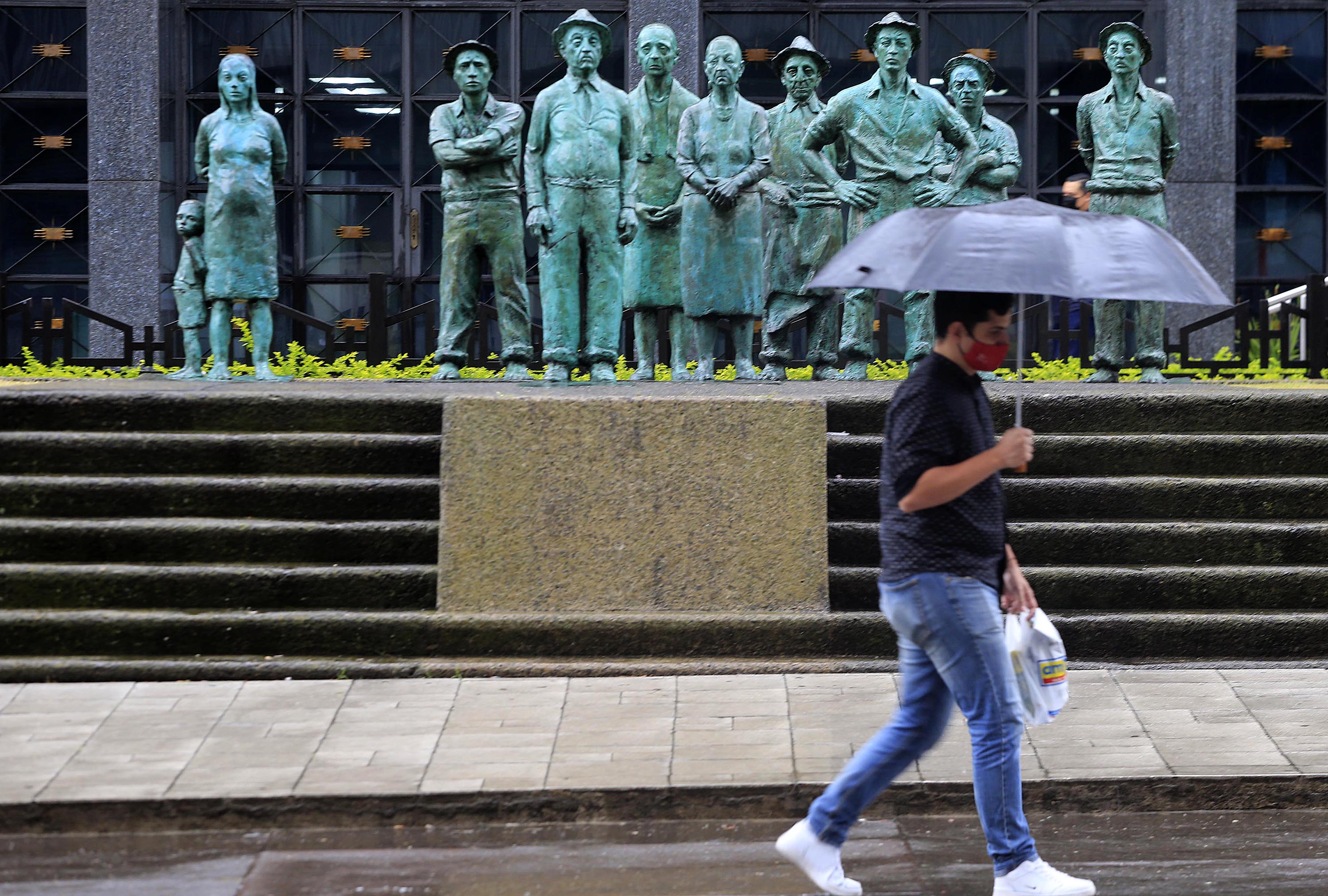 09/04/2021 San José, frente al Banco Cental. Regresaron las lluvias. Este viernes por la tarde volvieron a aparecer las sombrillas y los abrigos luego de que a media tarde cayera un fuerte aguacero y se mantuviera la lluvia el resto del día en la Capital. Foto: Rafael Pacheco