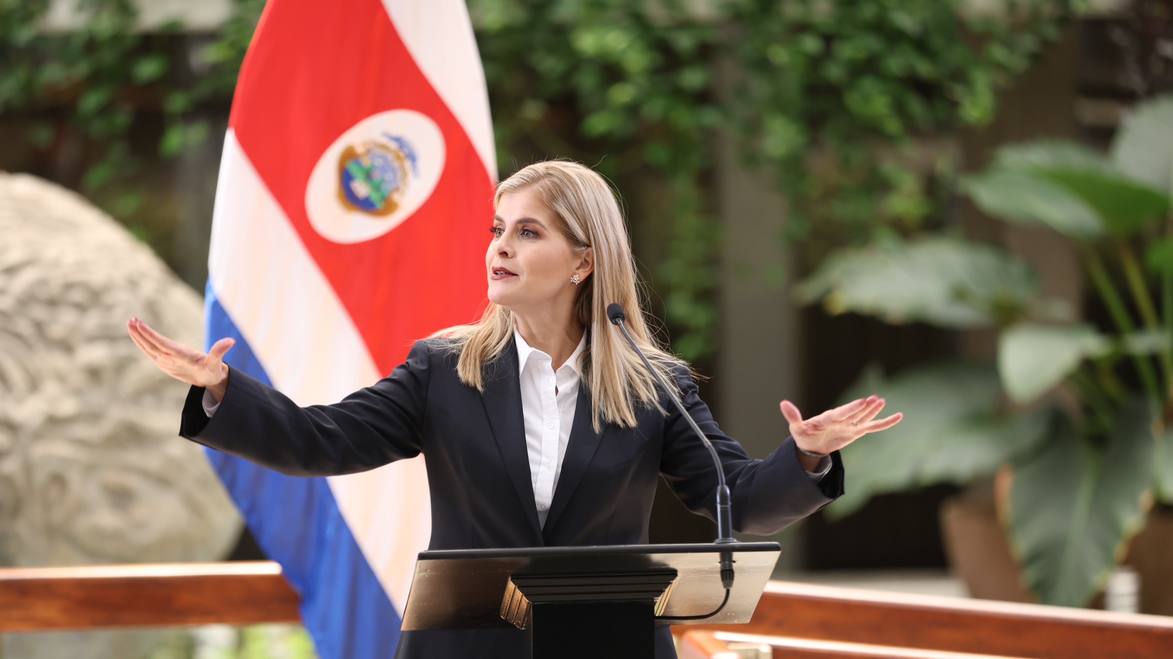 Fotos de la Sra. Presidente de la República Laura Fernández durante la rueda de prensa semanal a en Casa Presidencial / Foto John Durán