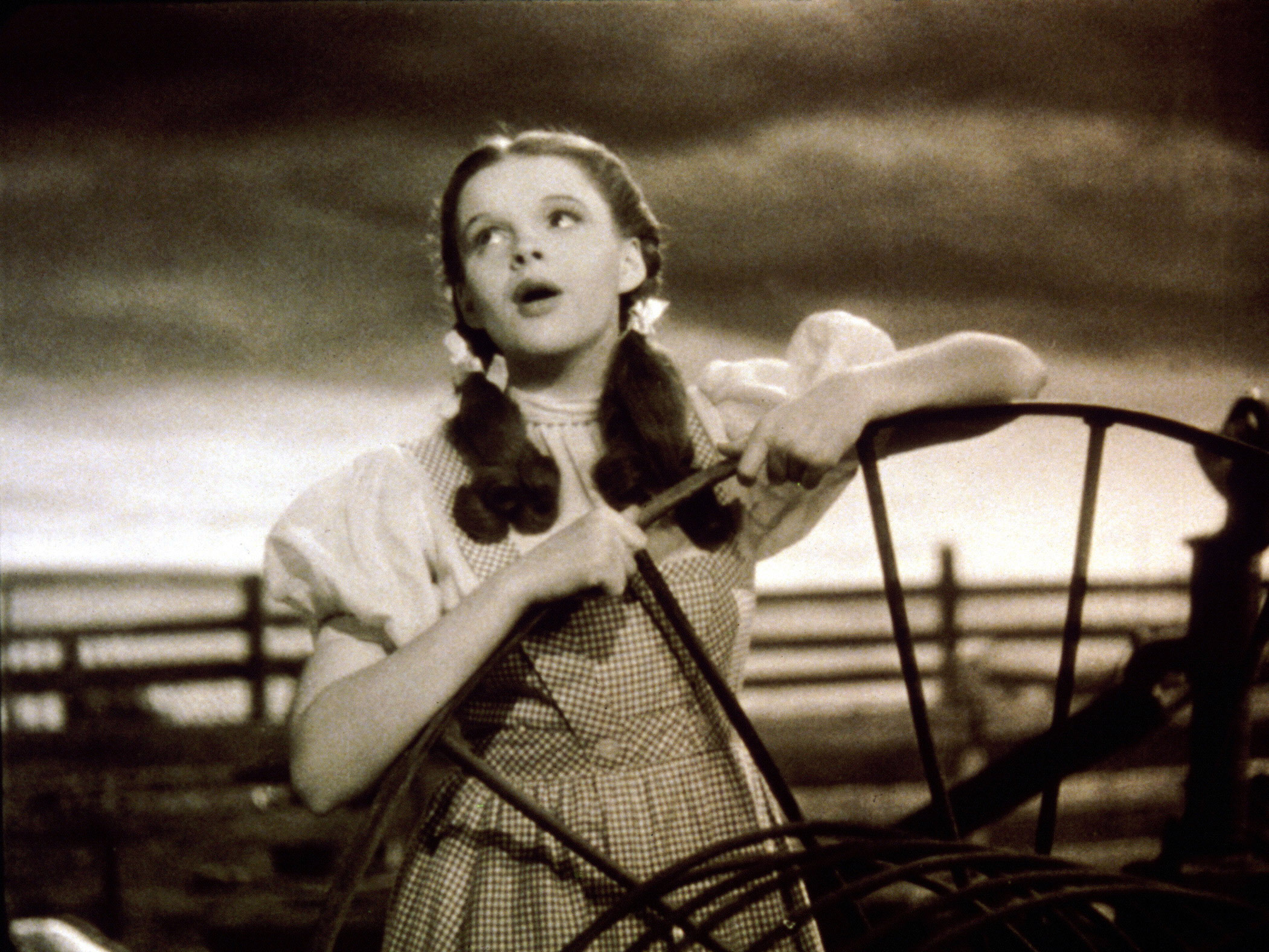El Mago de Oz, se basó en una novela de L. Frank Baum que relata el viaje de Dorothy (Judy Garland), y su perro Toto, a las misteriosas tierras de Oz después de ser succionados por un tornado en Kansas.