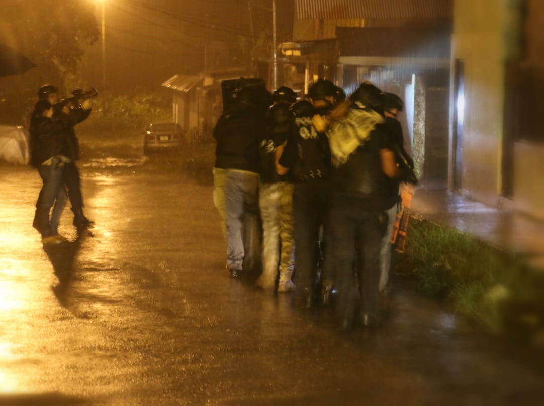 el 12 de diciembre del 2017 la policía hizo varios allanamientos para desarticular un grupo que trasegaba droga en el Realengo de Pococí, Limón. Foto de Reiner Montero.