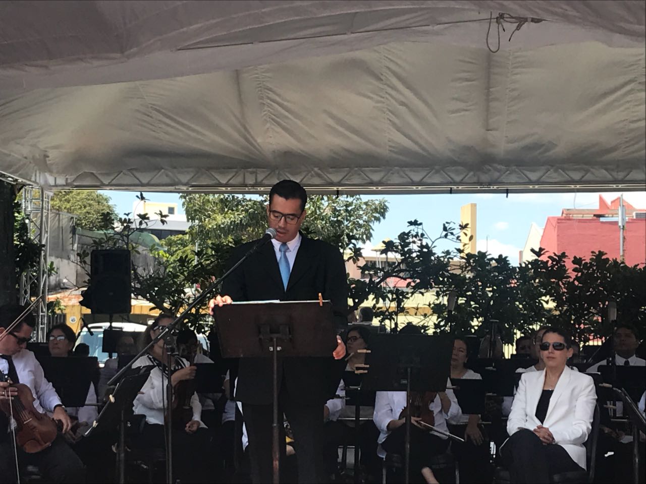 Alfredo Trejos recitó un poema original durante el traspaso de poderes. Fotografía: Fernando Chaves