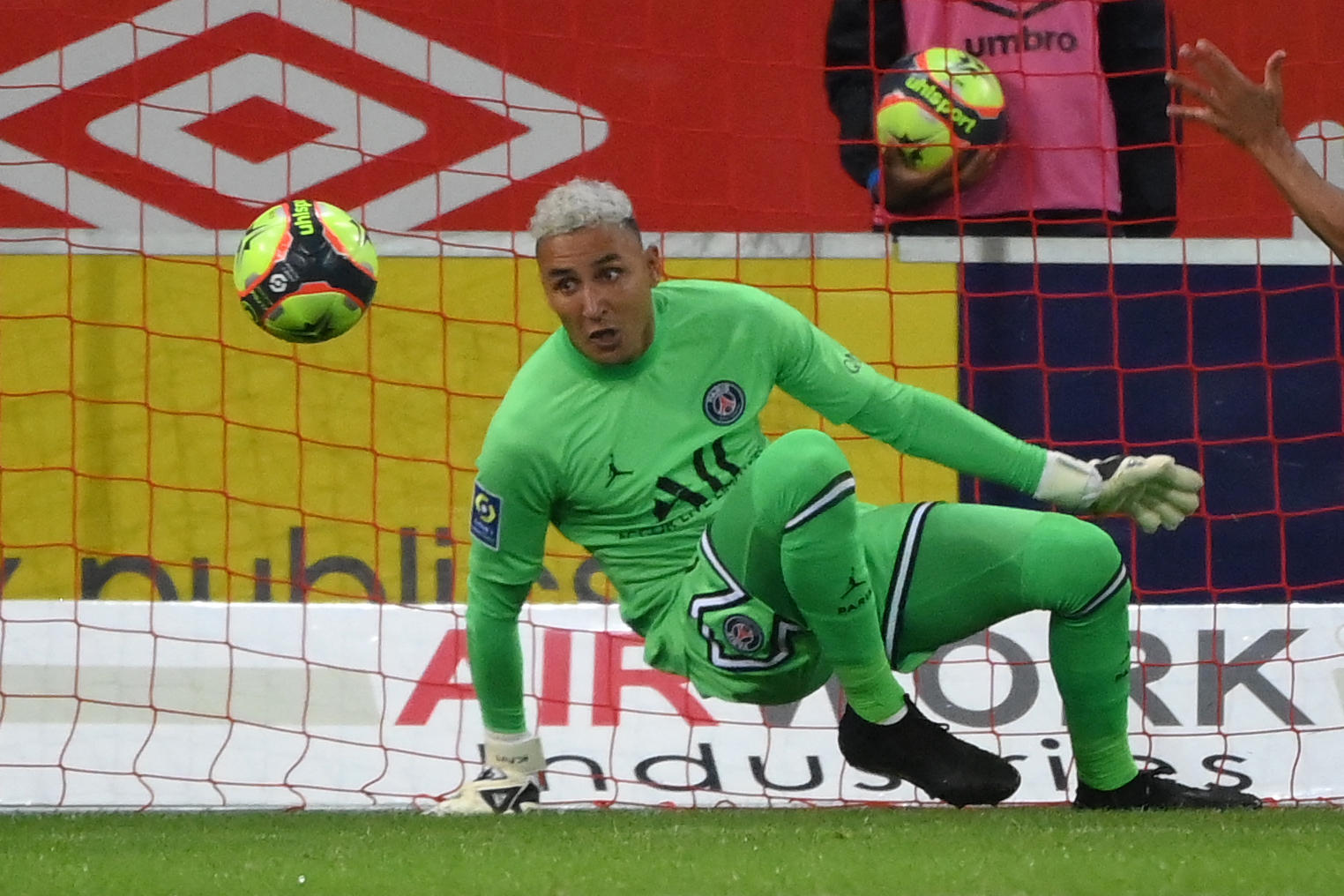 Paris Saint-Germain's Costa Rican goalkeeper Keylor Navas watches the ball during the French L1 football match between Stade de Reims and Paris Saint-Germain (PSG) at Stade Auguste Delaune in Reims, northern France on August 29, 2021. (Photo by FRANCK FIFE / AFP)