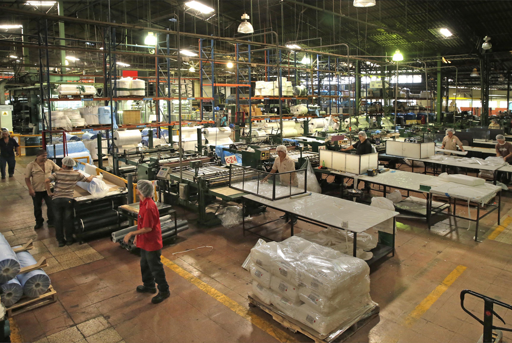 La Corporación Yanber, dedicada a la fabricación de plásticos, hizo públicos sus problemas financieros desde mediados del 2013. Tres años después, pasó a manos de un fideicomiso conformado por acreedores de la compañía, tras empeorar su crisis financiera. | ALBERT MARÍN/ARCHIVO