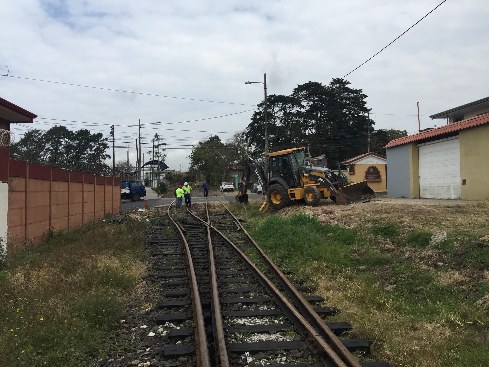 Las cuadrillas del Incofer comenzaron este viernes a rehabilitar la línea férrea para llevar el tren a Paraíso.