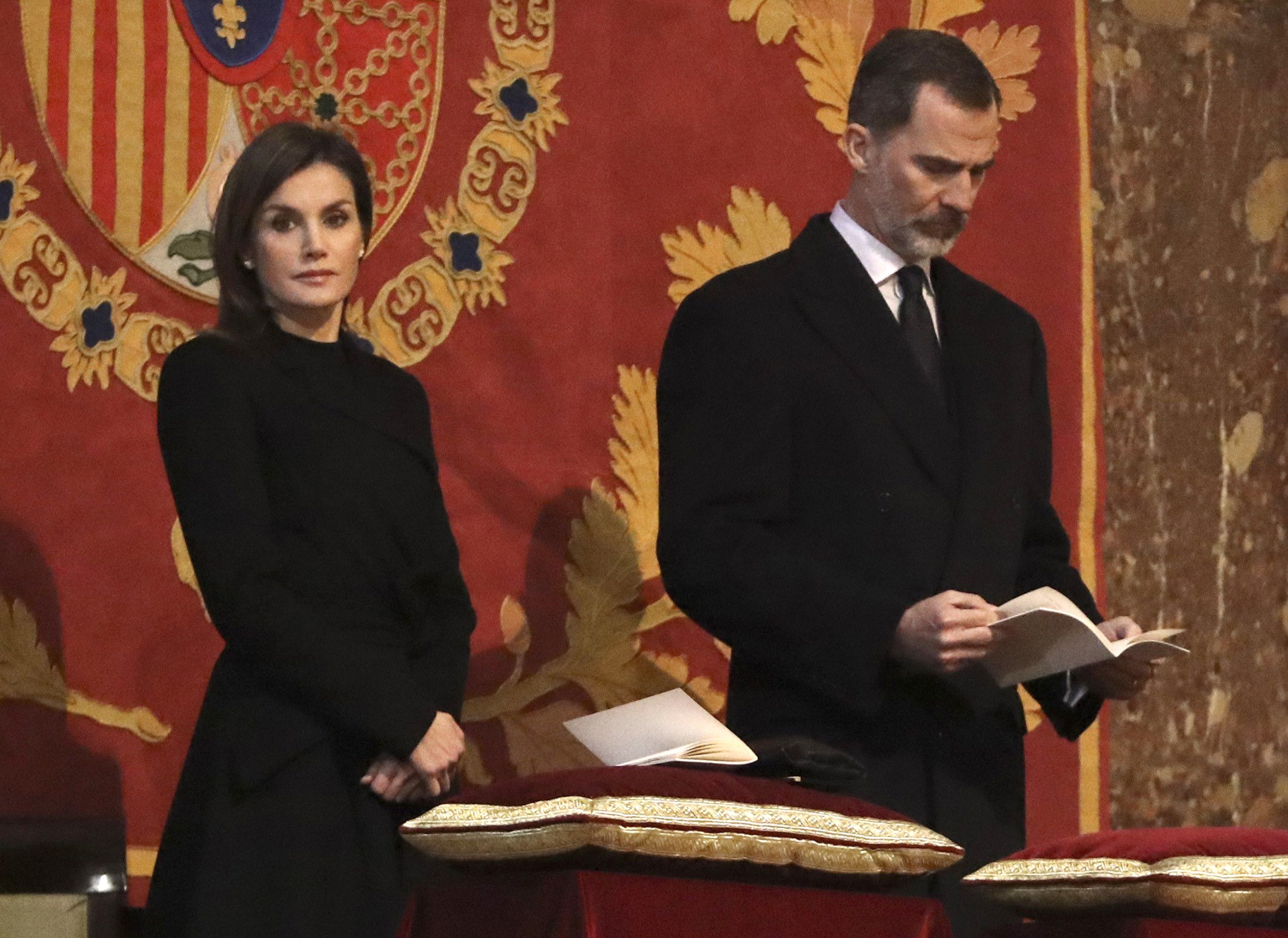 Spain's king Felipe VI (R) and queen Letizia attend a memorial mass marking the 25th anniversary of the death of Felipe's grand-father Juan de Bourbon, Count of Barcelona on April 3, 2018 in San Lorenzo del Escorial, Madrid. / AFP PHOTO / POOL / BALLESTEROS