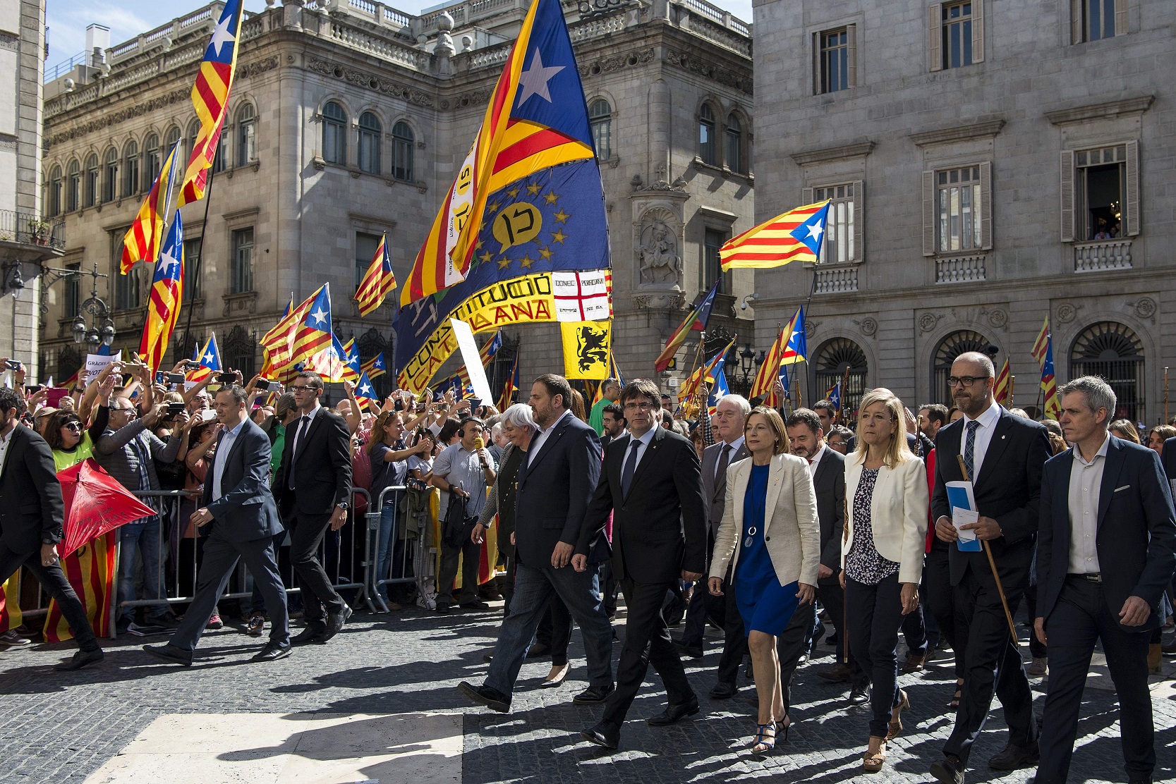 Autoridades del Gobierno de Cataluña, entre ellos el presidente, Carles Puigdemont (centro), encabezaron este sábado 16 de setiembre del 2017 una marcha en apoyo a los alcaldes de esa comunidad autónoma que apoyan la convocatoria a un referendo.