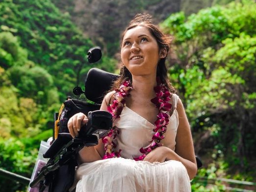Tori Hunter, bloguera de viajes canadiense con discapacidad, que sufrió un incidente en mayo 2024 en aeropuerto de Liberia.