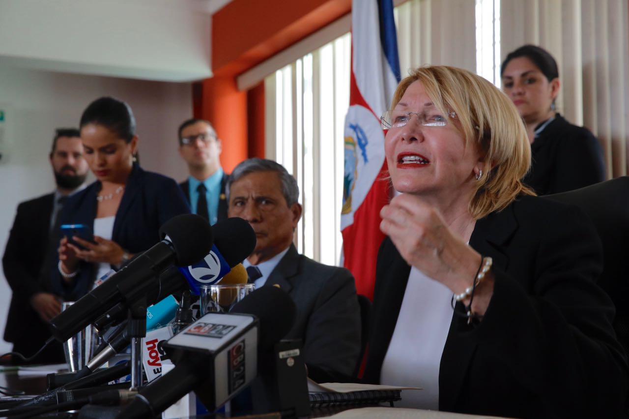 El fiscal general, Jorge Chavarría, en conferencia de prensa con la exfiscala de Venezuela, Luisa Ortega Díaz.