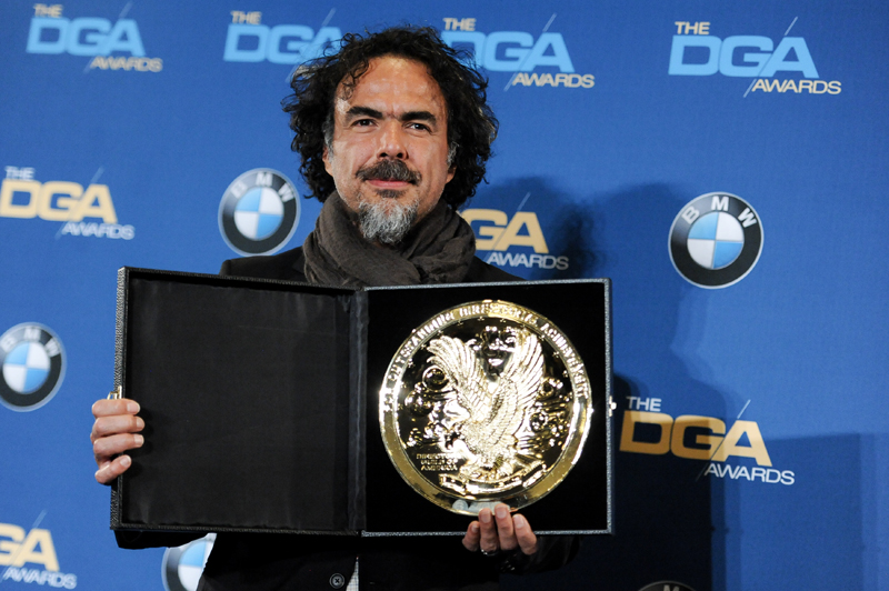 Alejandro González Iñárritu posa con el premio a la mejor dirección otorgado por el Sindicato de Directores de los Estados Unidos.