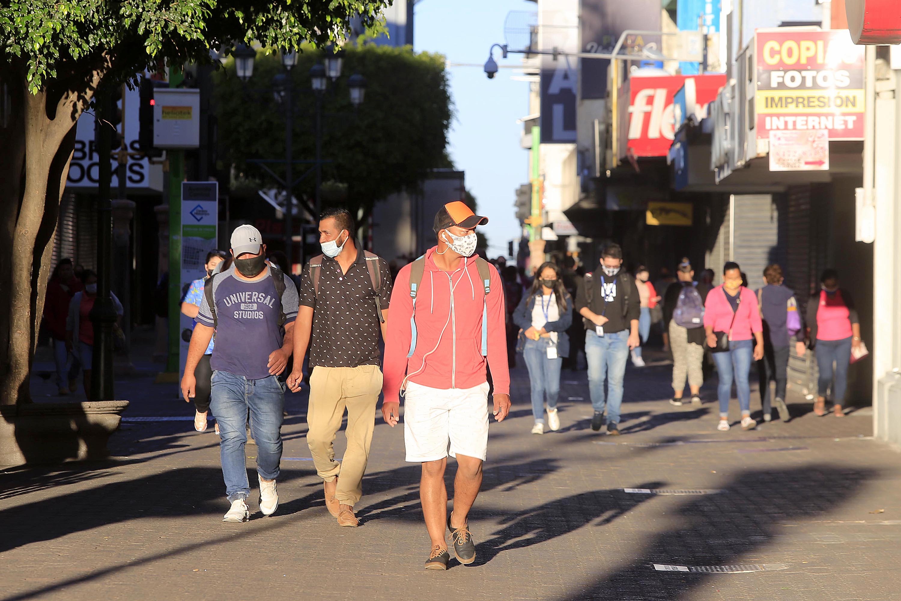 23/02/2021 San José. Gente caminando para llegar al trabajo o al estudio, usando mascarilla, este martes por la mañana en Avenida Central y Plaza de la Cultura, a pocos días de que se cumpla un año de la llegada de la pandemia a nuestro país. Foto: Rafael Pacheco