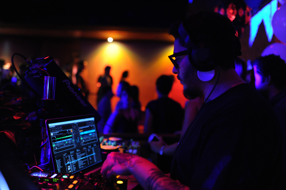 Frecuencias bajas. Música con bajos poderosos, como el hip-hop y el trap , se apoderan del Den, la segunda pista de baile de Club Vértigo. Milo Bekins del dúo Whitegirl ha participado de Nocturnal en varias ocasiones como parte del espacio Hippy-Hop . JORGE NAVARRO