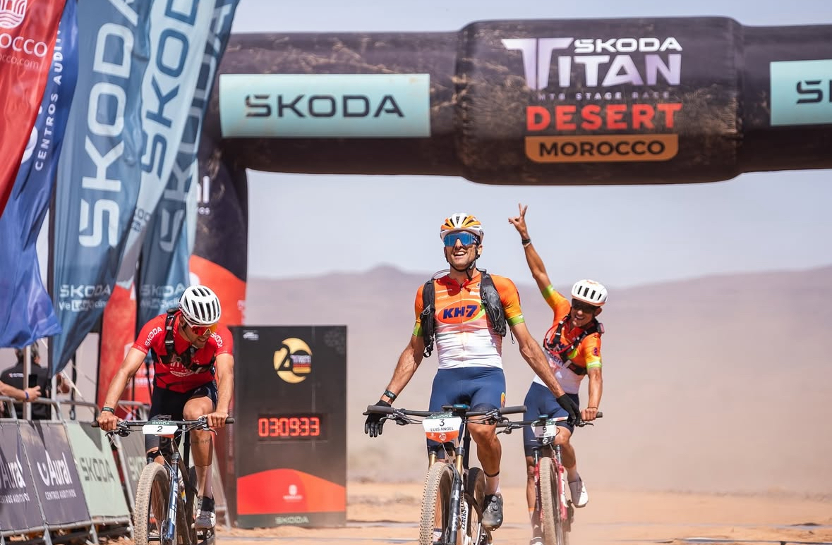 El equipo KH7 tuvo un gran día en la Titan Desert, porque ganó la etapa con Luis Ángel Maté y asumió el primer lugar de la clasificación general con Andrey Amador.