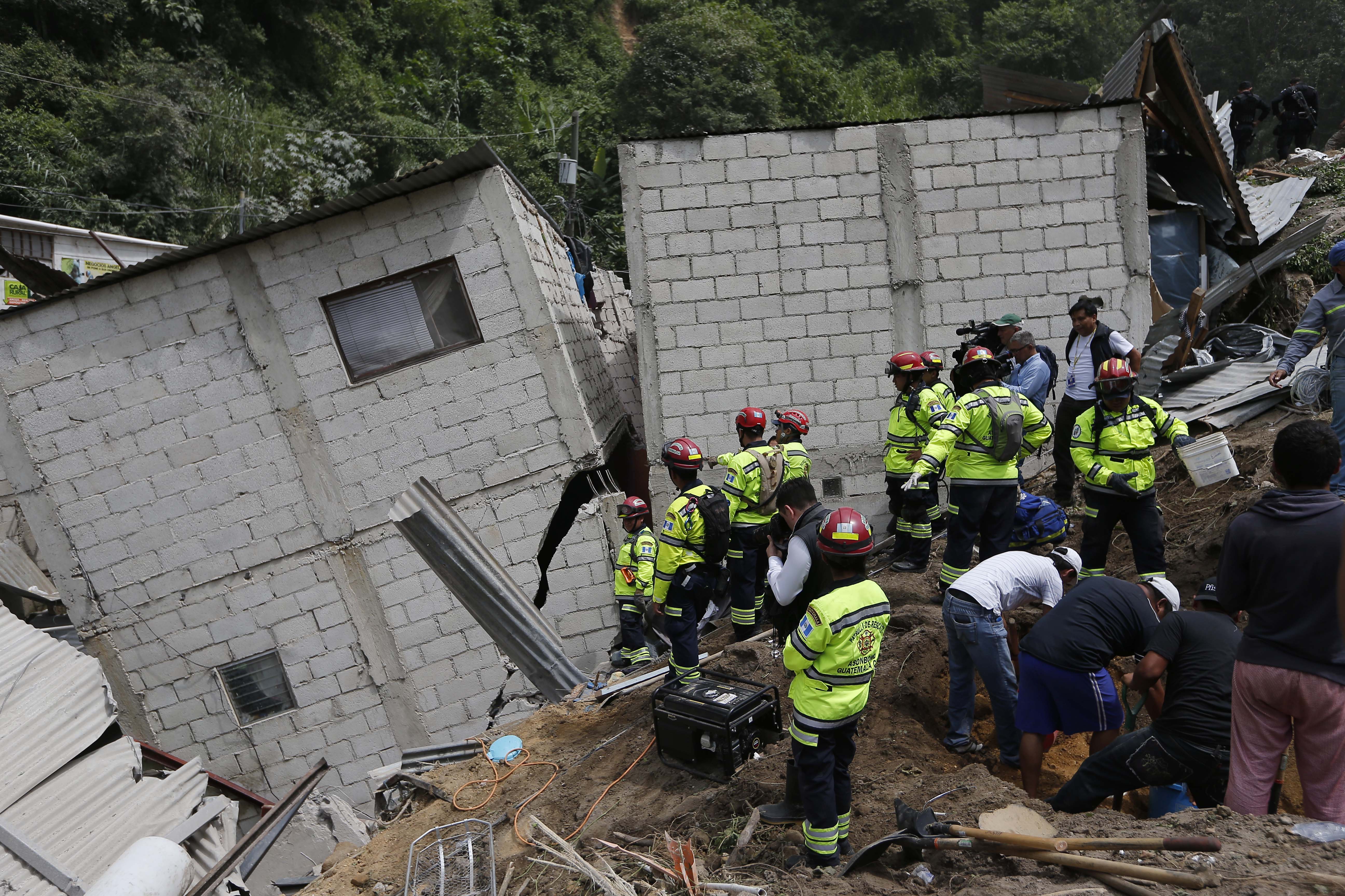 Rescatistas trabajan en la zona del derrumbe, hasta el momento se han registrado siete personas fallecidas.