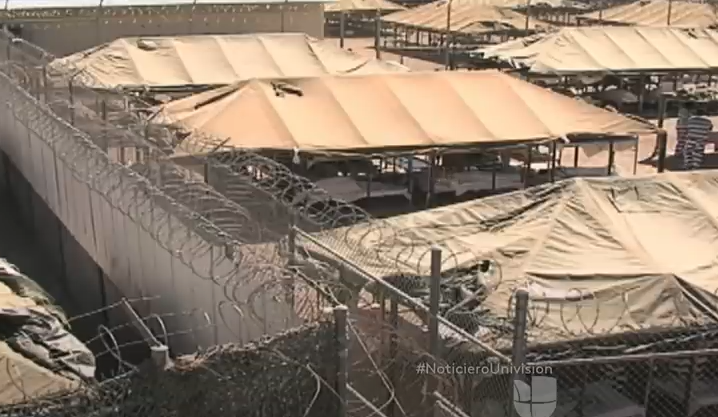 El ex viceministro de Justicia, Exleine Sánchez Torres, puso la 'Ciudad de las carpas', en Maricope, Arizona, como ejemplo de las desventajas de usar carpas para cárceles. Imagen tomada de video de Univisión Noticias en Youtube