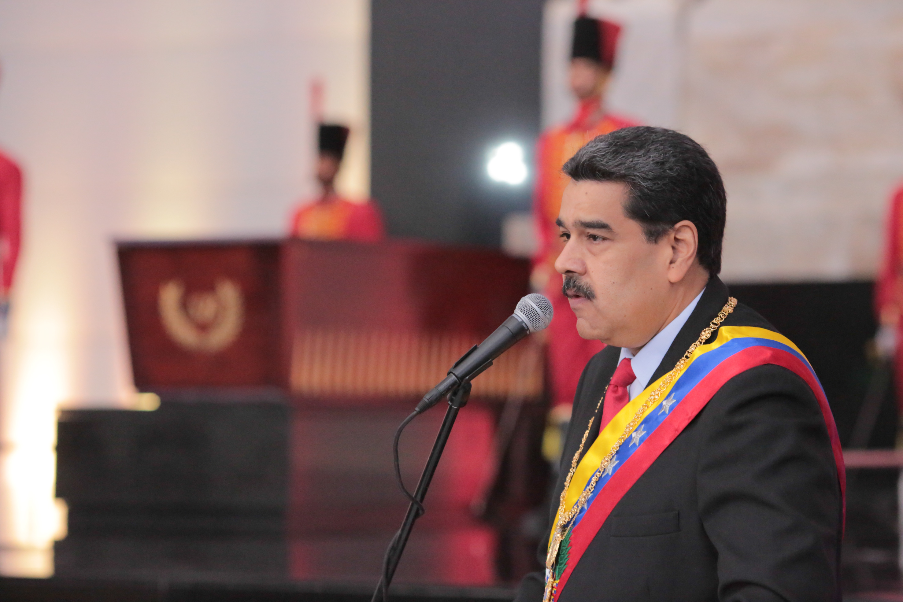 El presidente de Venezuela, Nicolás Maduro, pronuncia un discurso durante una actividad para conmemorar el Bicentenario de la Batalla de Boyacá, en el Panteón Nacional, en Caracas, el 7 de agosto del 2019. Foto: AFP