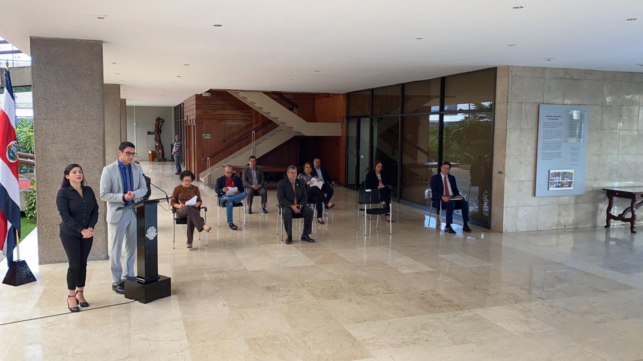 En Presidencia, los funcionarios a cargo de la conferencia de prensa guardaron distancia prudente entre ellos. Al micrófono, el ministro de Salud, Daniel Salas. Foto: Diego Bosque