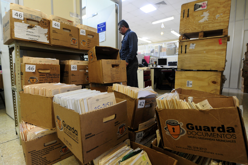 Las oficinas de los empleados que evalúan los expedientes en Migración están llenas de pendientes. La entidad dice que está colapsada. | MEYLIN AGUILERA