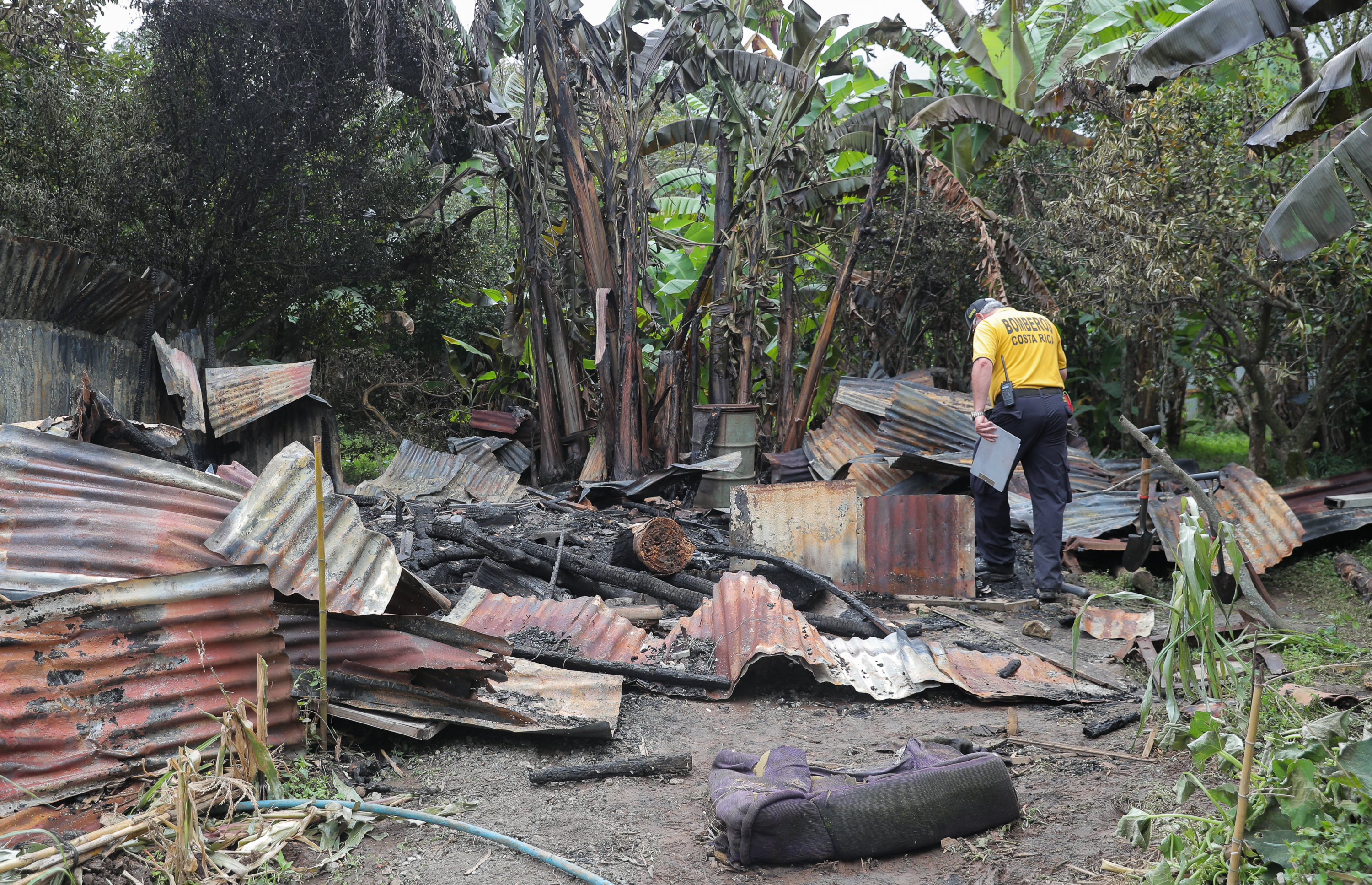 9/12/2018. Los Filtros de Alajuelita. Seguimiento, incendio en un rancho provoca la muerte de un adulto mayor en calle La Cascabela en Alajuelita. En la foto aparece el bombero, Andres Hernandez. Foto Jeffrey Zamora
