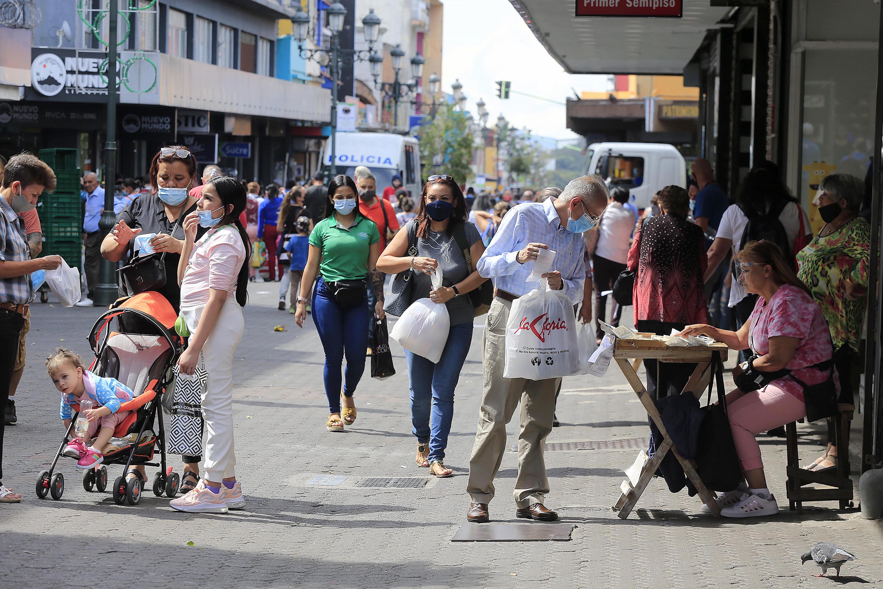 30/12/2020 San José. Gente de compras o en mandados durante el penúltimo día del año, marcado por la pandemia de covid-19 en el centro de la capital. Foto: Rafael Pacheco