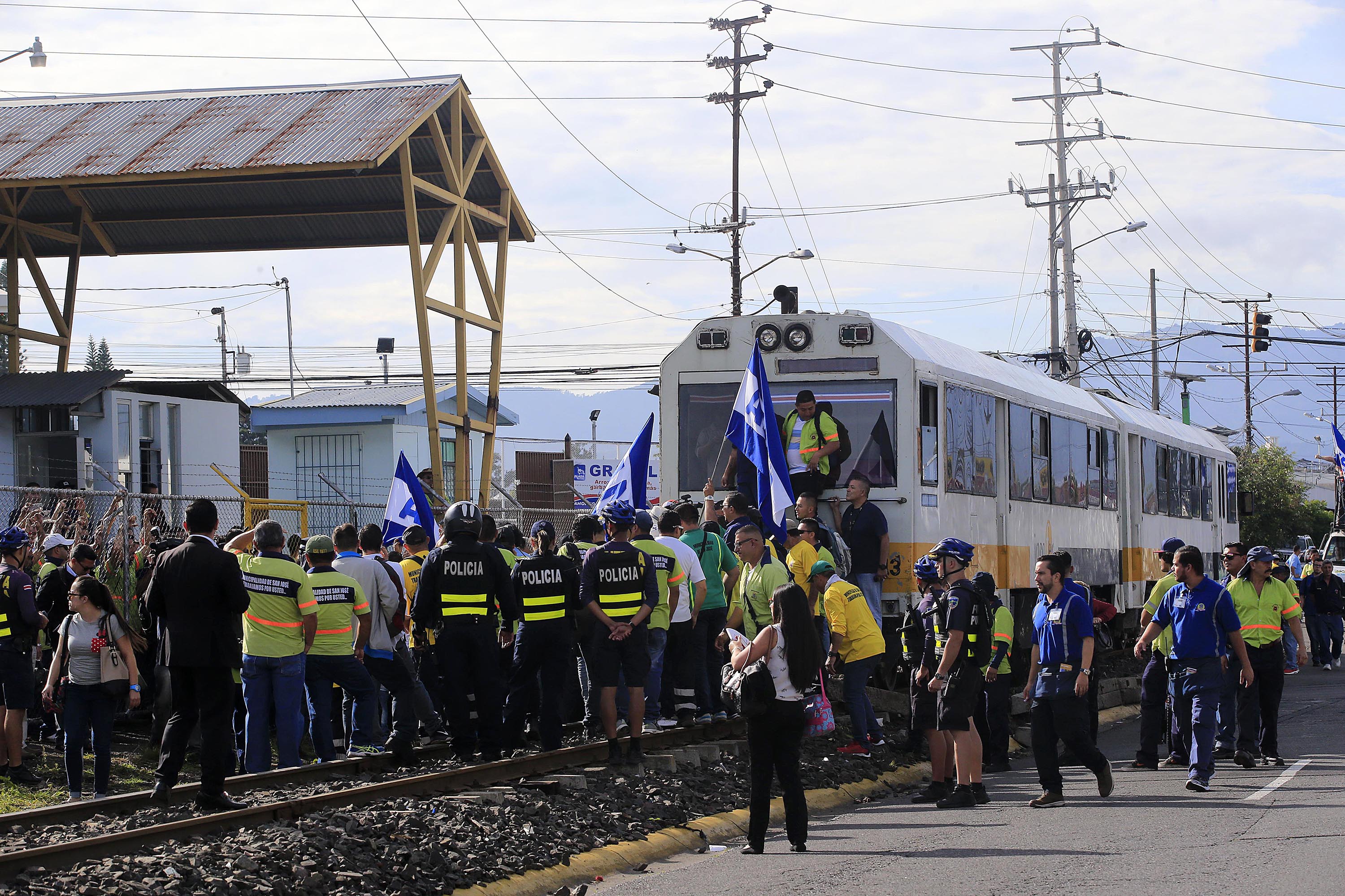 10/09/2018 Sasn José de huelga. Empleado de la Municipalidad de San José, bloqueron el tren, a las 7:30 a.m, frene al costado sur del Mercado de Moreo y obligaron a los pasajeros a bajar y caminar para buscar otra forma de viajar. También bloqueron el paso de vehículos, e incluso a un taxista lo obligaro a devolverse cuando intentaba pasar hacia Barrio Cuba. Foto: Rafael Pacheco