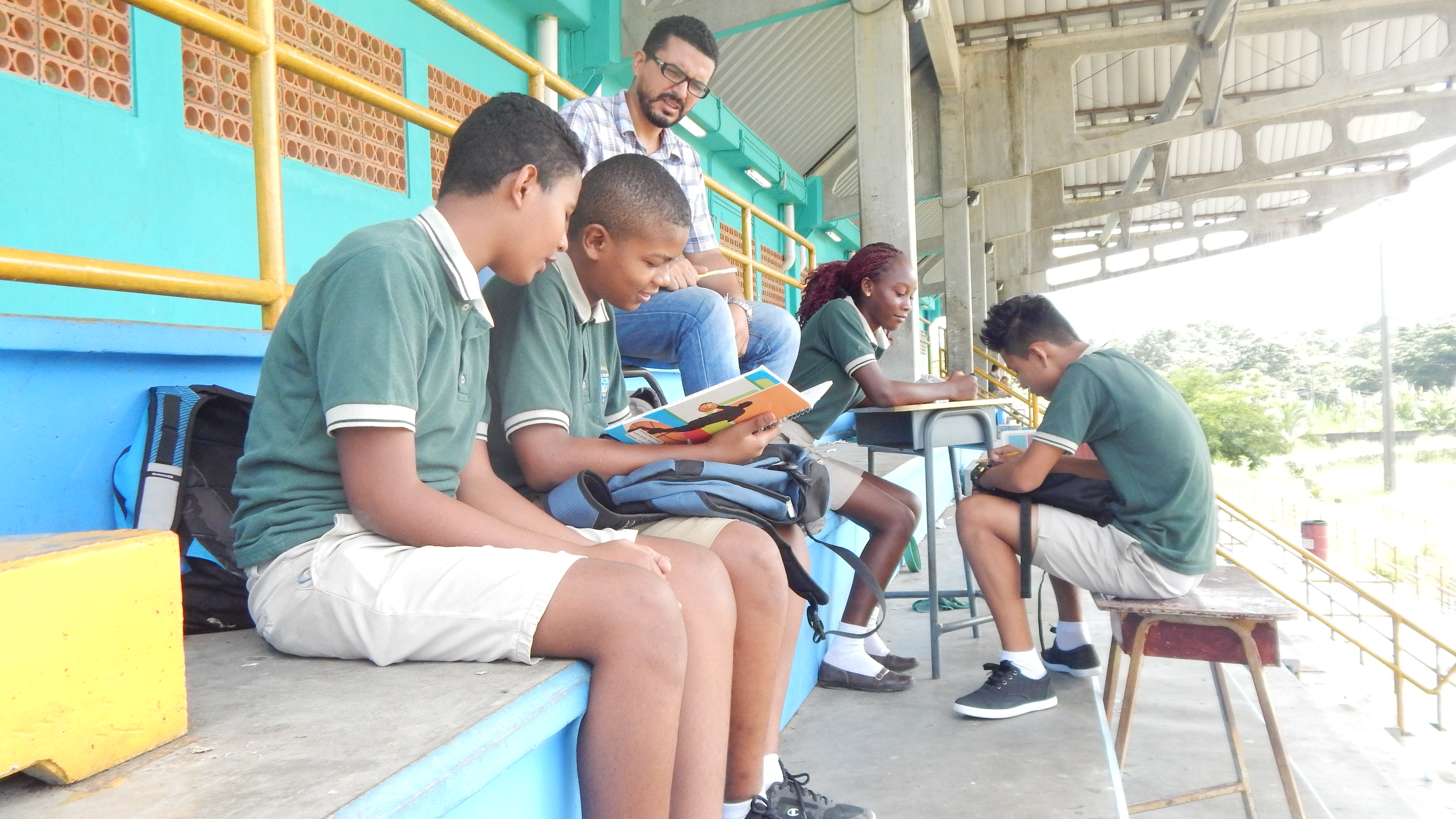 Rónald Miranda imparte clases de estudios sociales en las gradas del Nuevo Estadio de Limón. El calor y la evaporación era tal dentro de las aulas que se hacía imposible dar las lecciones adentro.