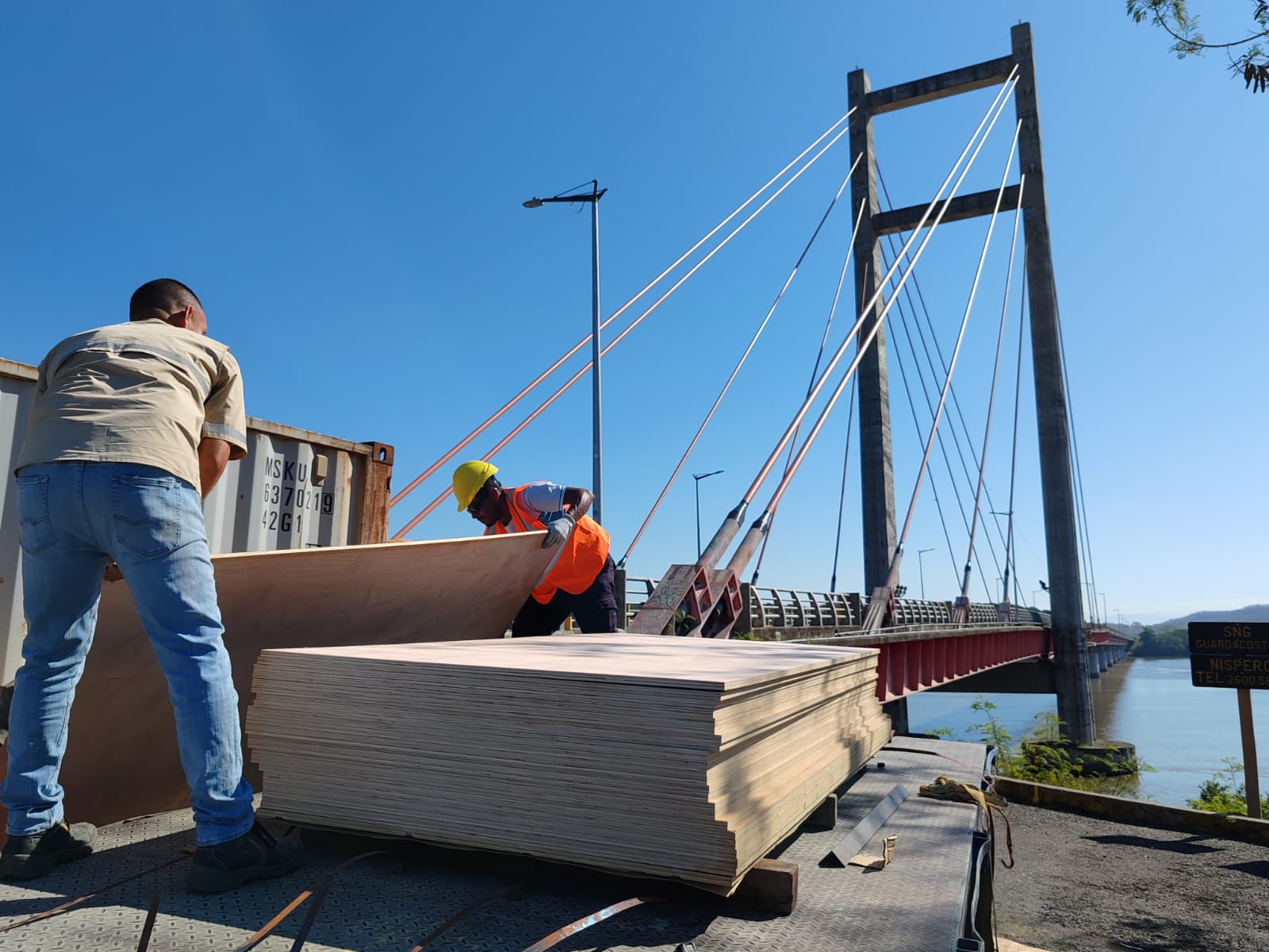 Entre los trabajos previstos está la sustitución de los apoyos en uno de los bastiones, de juntas de expansión y una reparación general en una de las torres. Foto: Andrés Garita.