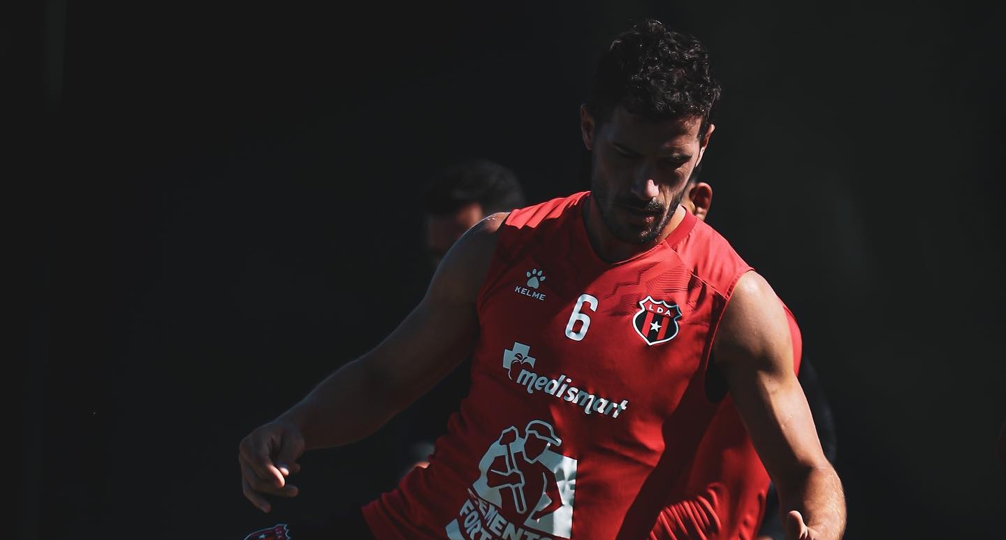 Dardo Miloc jugó como titular en los últimos dos partidos de Alajuelense. En la recta final del torneo podría tener más participación.