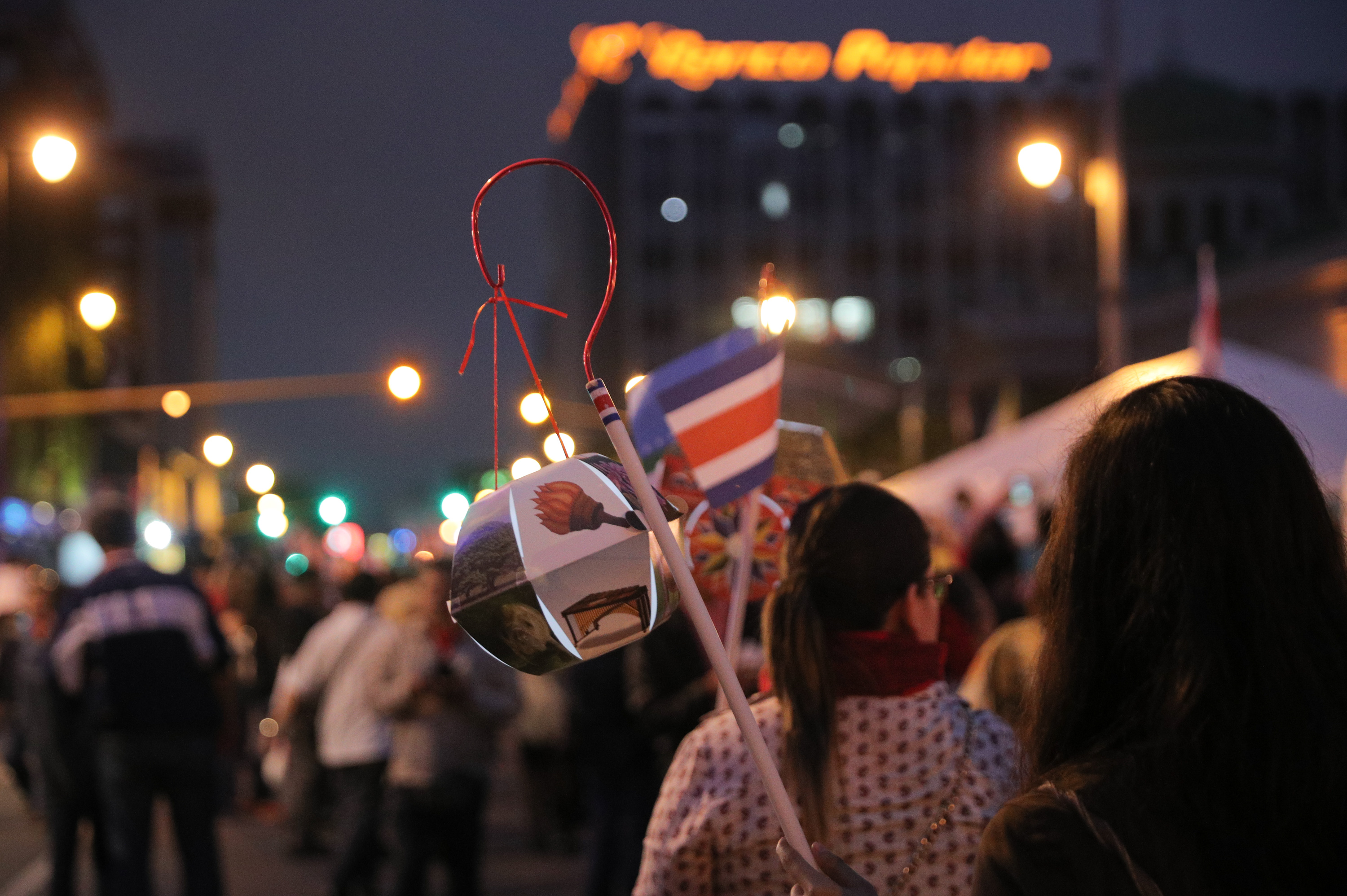 14/9/2018. San Jose. Desfile de faroles y paso de la antorcha por el Parque Central de San Jose, donde la municipalidad llevo acabo el evento oficial por el 14 de Setiembre. Foto Jeffrey Zamora