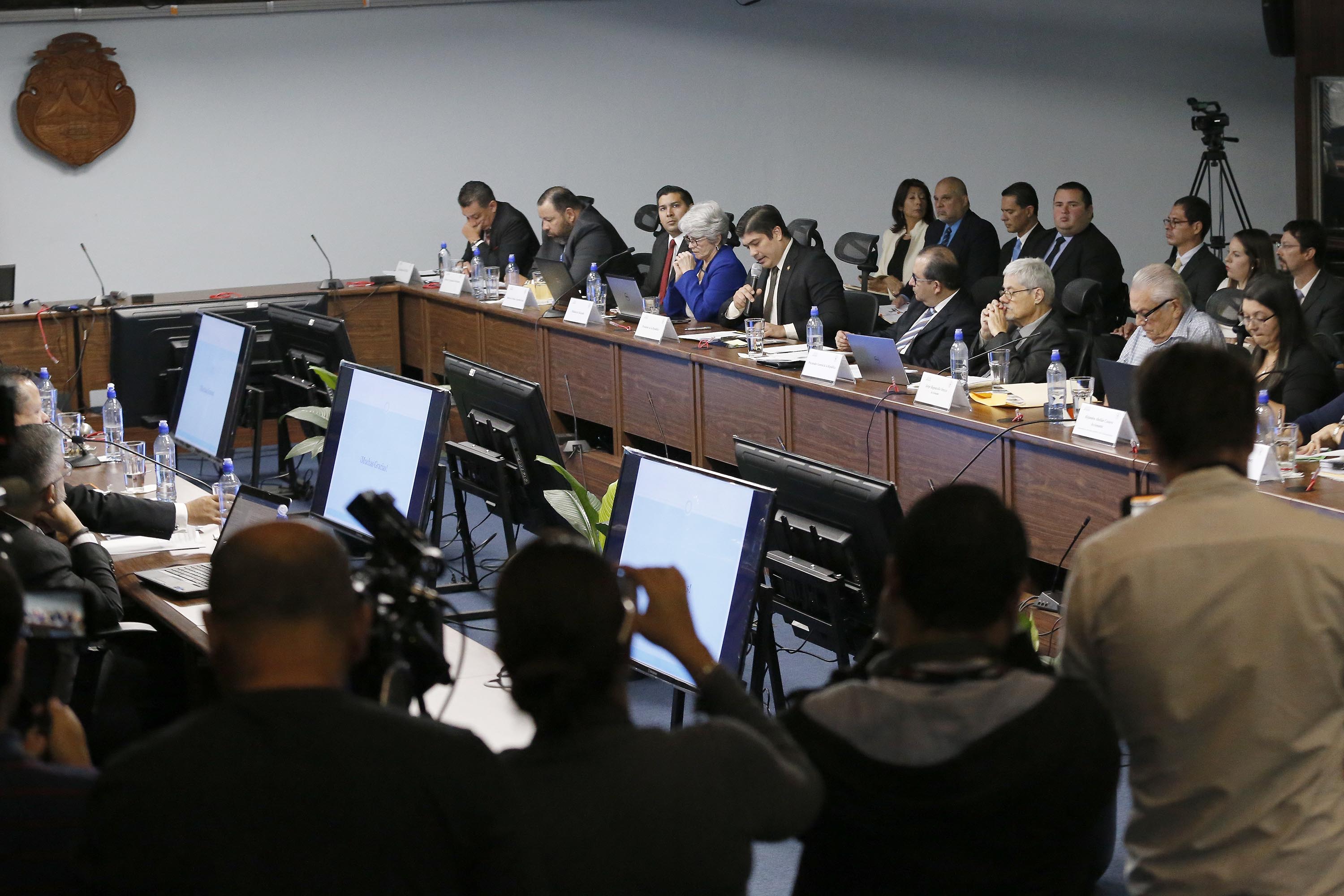 18/10/2018. Auditorio del OIJ. El presidente de la República, Carlos Alvarado, junto a los ministro de Hacienda y Trabajo participaron en una vista con los magistrados de la Corte Plena con el fin de justificar la eliminación de las pensiones de lujo y el establecimiento de un tope en esos beneficios. En la foto: El presidente Alvarado durante su intervención en la vista. Foto: Albert Marín.