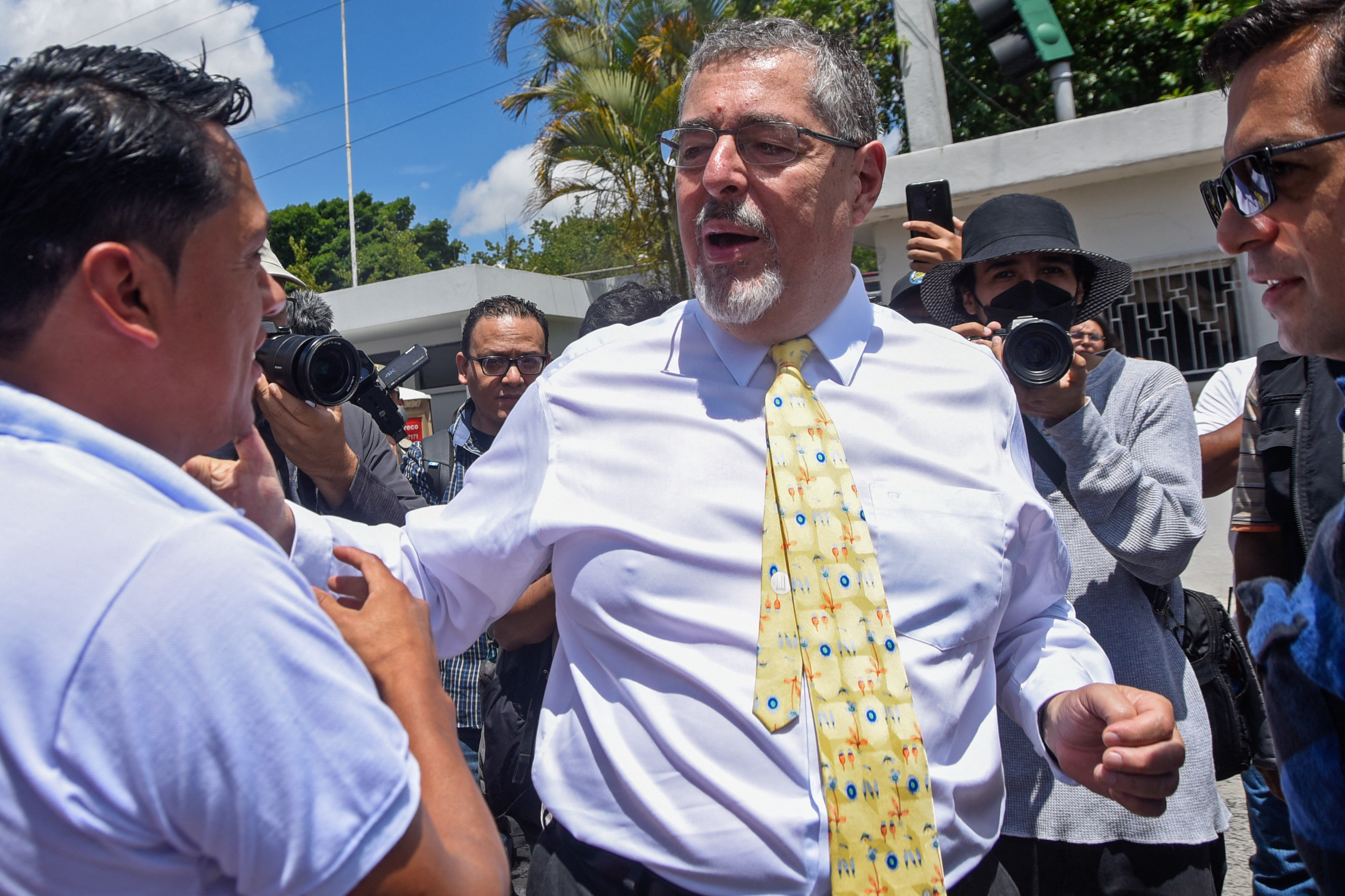 El candidato presidencial guatemalteco por el partido Movimiento Semilla, Bernardo Arévalo, enfrenta una lucha contra la físcalía.