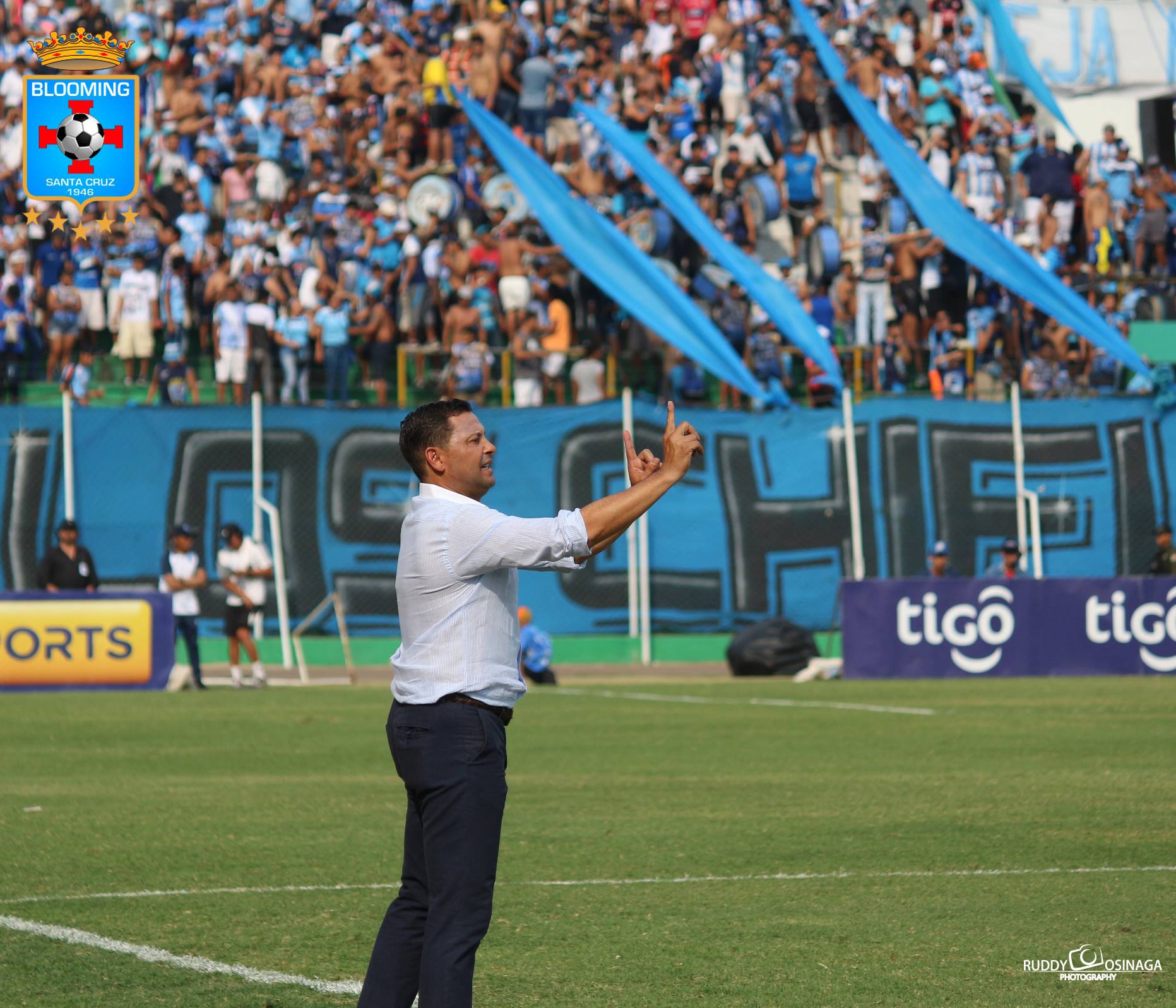 Jeaustin Campos gira instrucciones en un partido de Blooming. Foto: Ruddy Osinaga/ Facebook de Blooming.