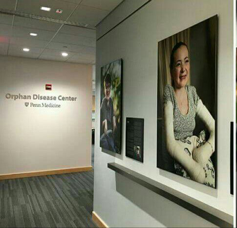 La foto de Diana Ojeda luce en la galería del Centro de Enfermedades Huérfanas de la Universidad de Pensilvania. Diana es la única tica con EB Distrófica que ha logrado vivir tantos años. | LEVI GERSHKOWITZ PARA GN