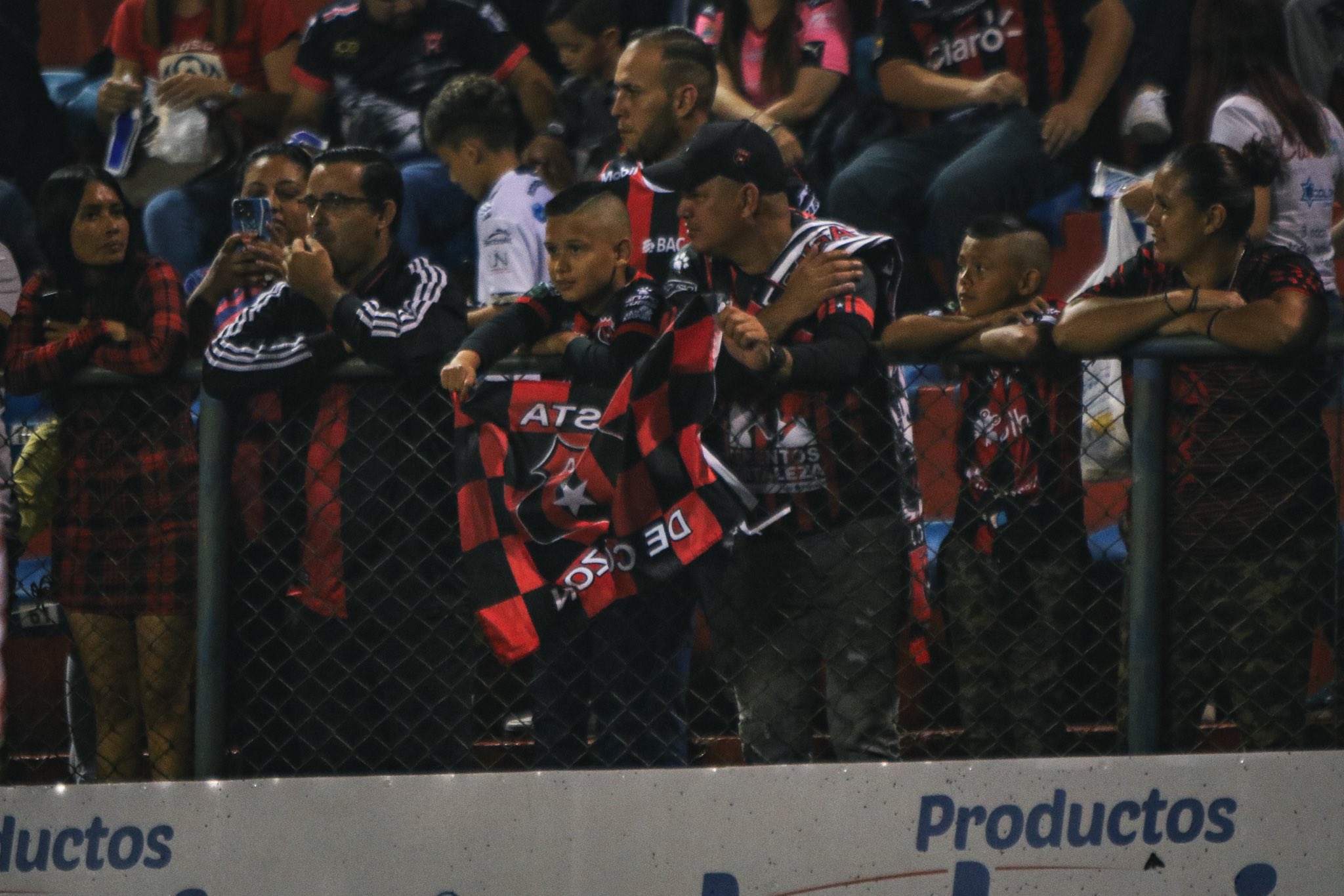 El Estadio Carlos Ugalde no luce lleno, pero hay bastantes aficionados de Liga Deportiva Alajuelense y San Carlos.