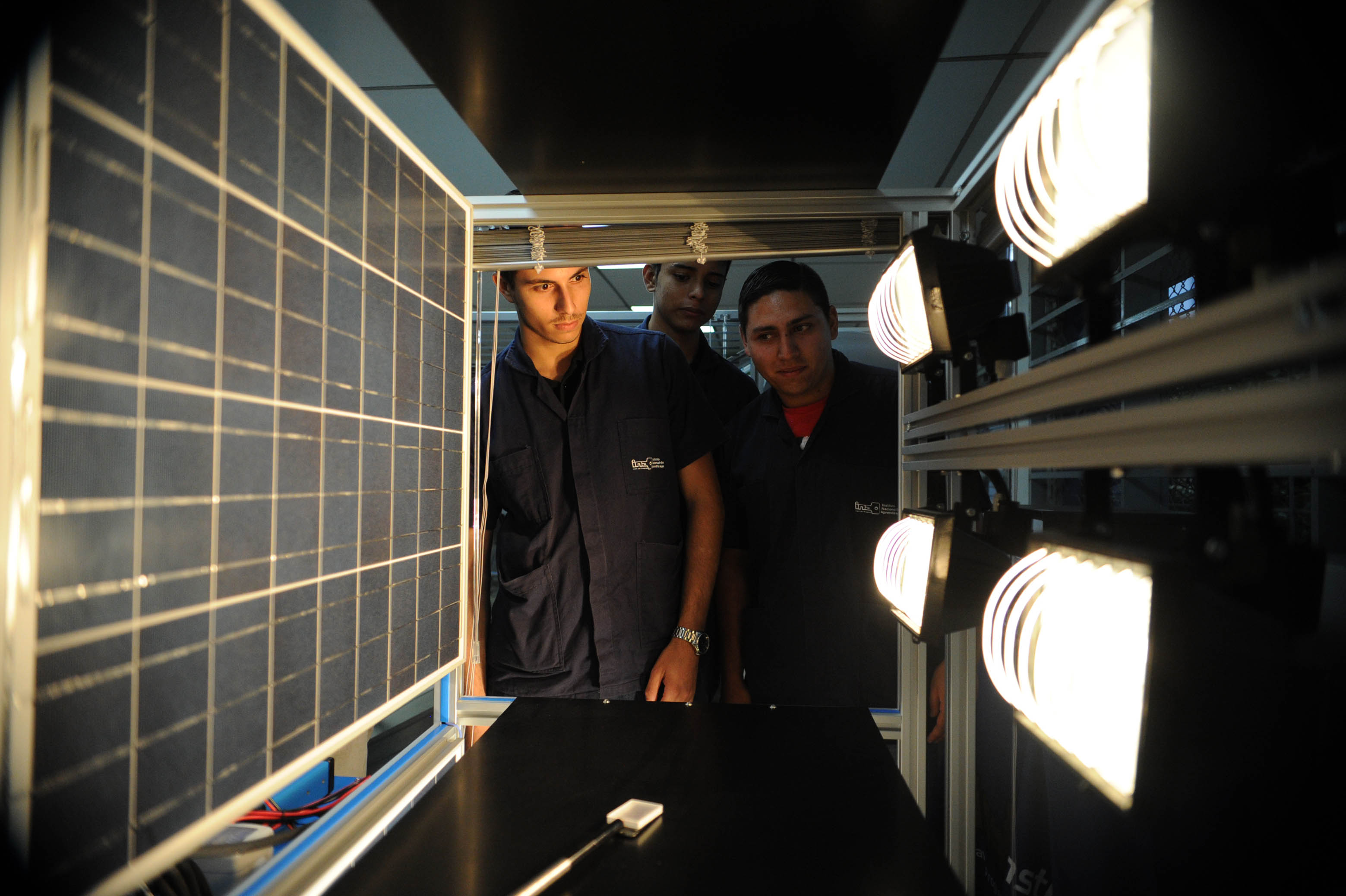 Los estudiantes Víctor Quirós y Juan Carlos Chaves exploran uno de los equipos de energía solar con que cuenta el nuevo Laboratorio de Generación de Energías Renovables del INA.