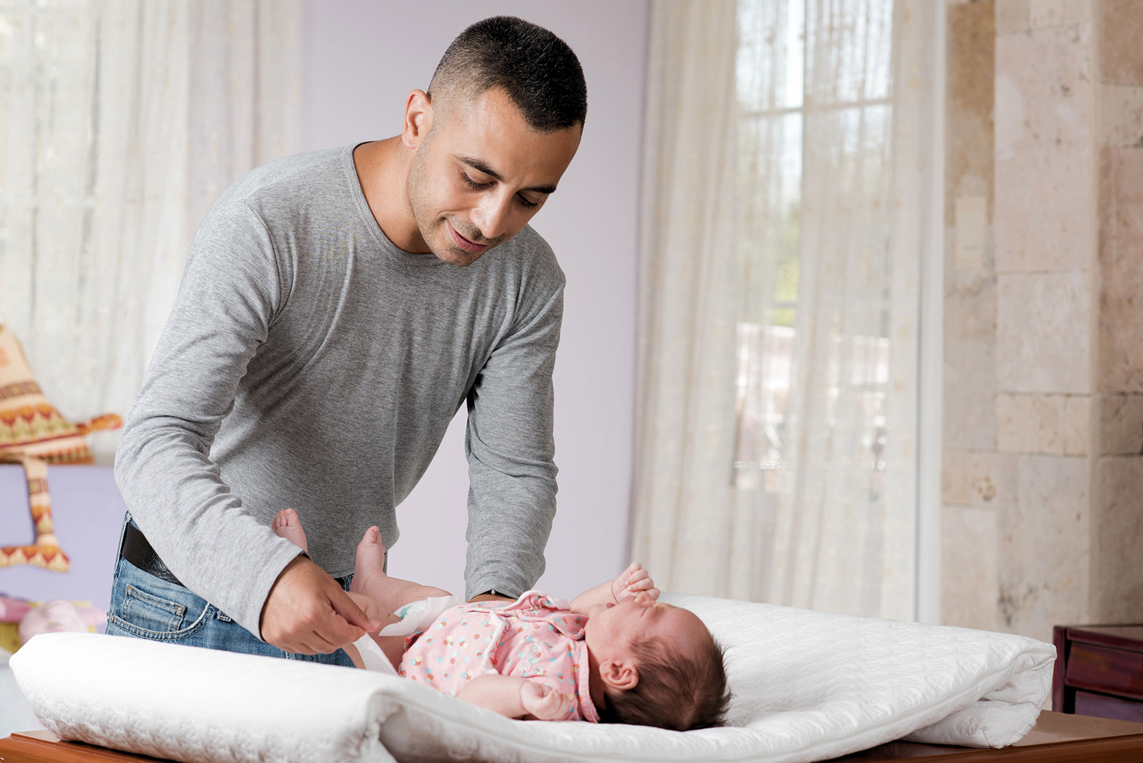 Las empresas pueden tomar un rol activo en el fortalecimiento de la corresponsabilidad de hombres y mujeres a la hora de cuidar a los hijos, facilitando espacios equitativos para este cuido. Foto: Shutterstock para EF