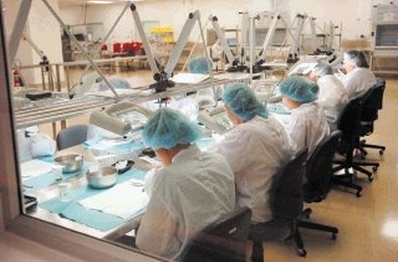 Un 71% del valor de los dispositivos de uso médico que exporta Costa Rica se va a Estados Unidos, lo cual refleja la importancia de estar atento a cualquier cambio en esta cadena global de valor. Saint Jude Medical es una de las principales industrias de esa área instaladas en Costa Rica. Archivo