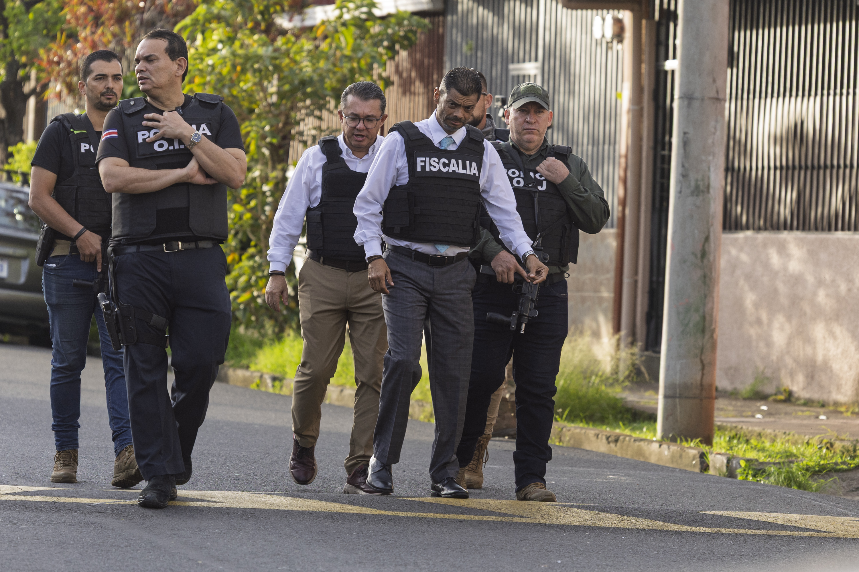 12/09/2025, San José, Tibas, León XIII, Allanamientos para capturar a los sospechosos de cometer el asesinato del militar nicaraguense Roberto Samcam, en el allanamiento estuvo el director del OIJ Randall Zúñifa y el fiscal general de la república Carlo Diaz.