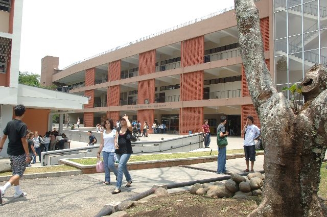 7-abril-08 10:00am Adriana Ovares
Revista Proa, crnica del Pretil en UCR, cambios en la infraestructura, las esculturas que lo adornan, el mural y los nuevos estudiantes.