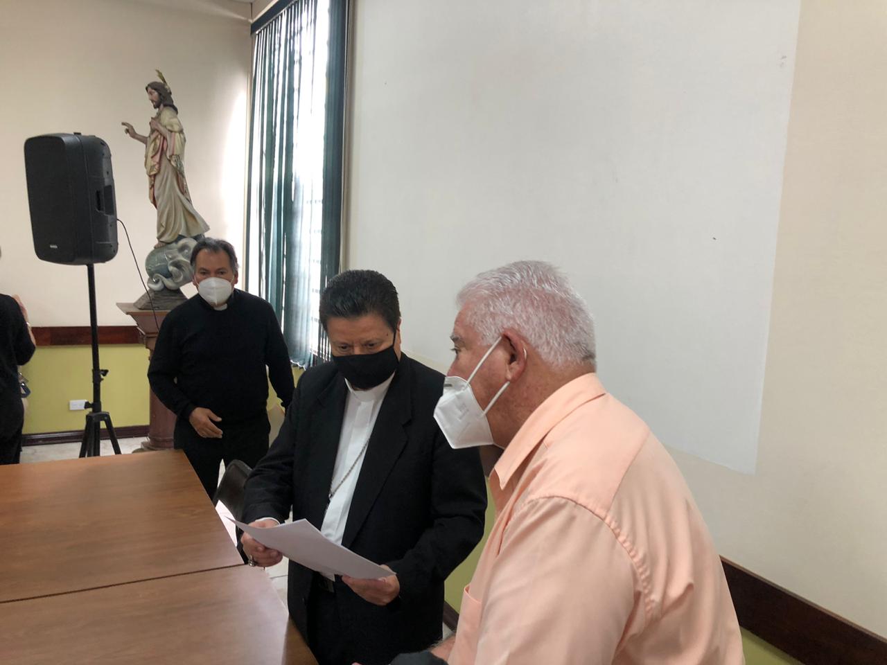 José Miguel Corrales se reunió la mañana de este lunes con el arzobispo José Rafael Quirós, quien aceptó llevar una carta a Presidencia. Fotografía: Curia Metropolitana.